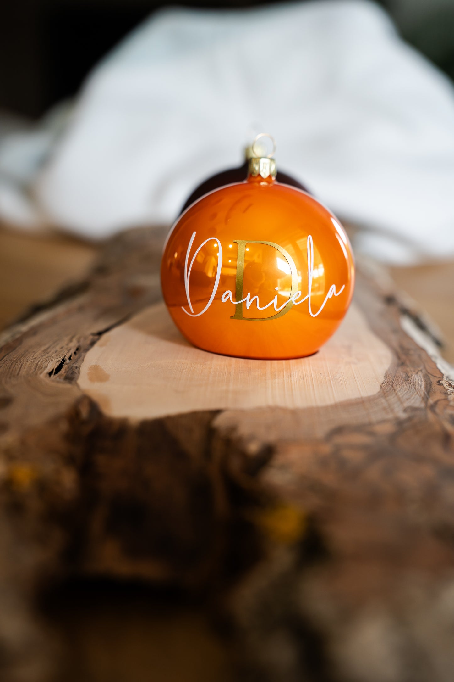 Das besondere Geschenk: Stilvoll personalisierte Weihnachtskugel - 8cm - mundgeblasen, in Echtglas mit Anfangsbuchstabe