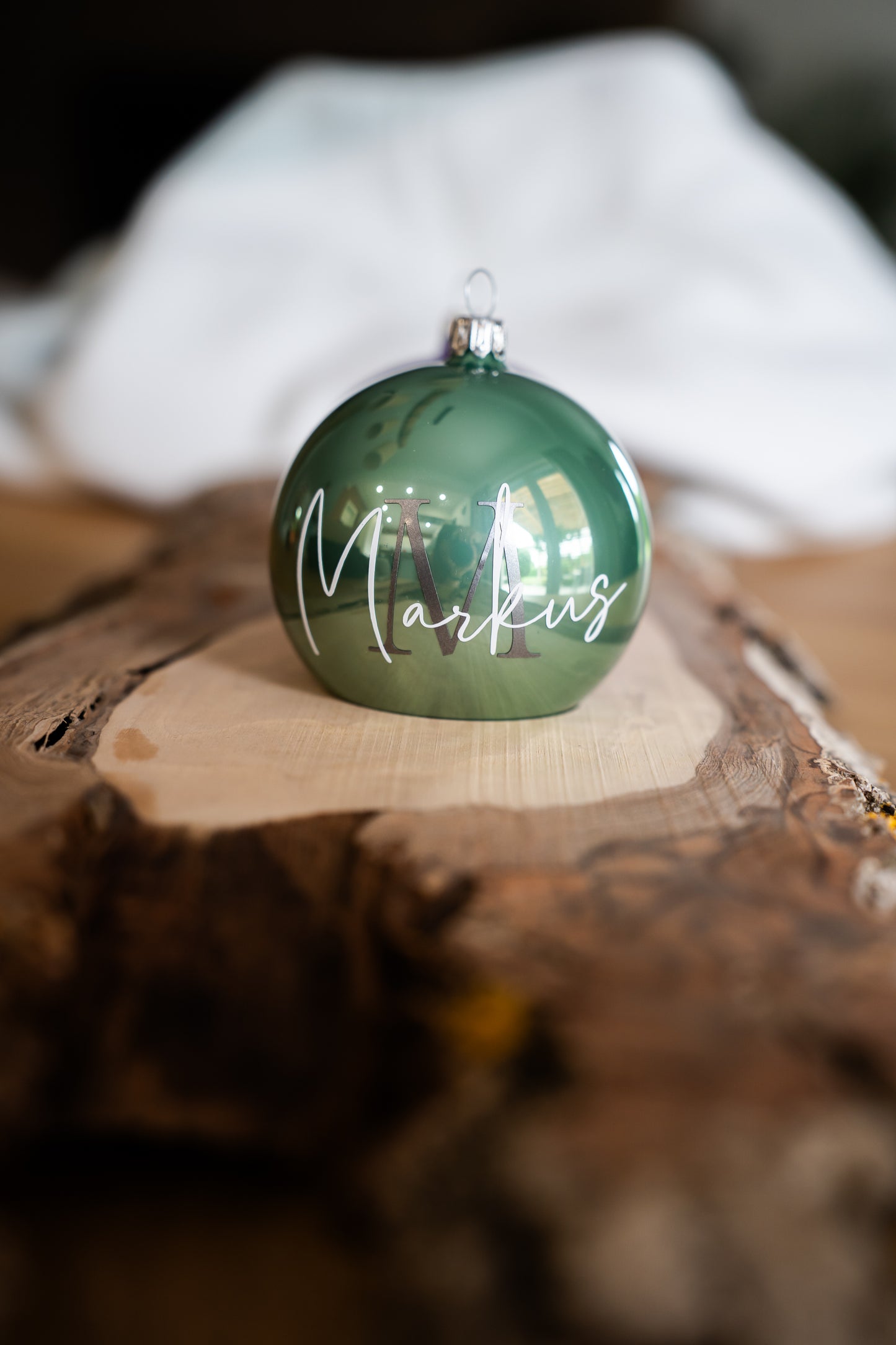Das besondere Geschenk: Stilvoll personalisierte Weihnachtskugel - 8cm - mundgeblasen, in Echtglas mit Anfangsbuchstabe