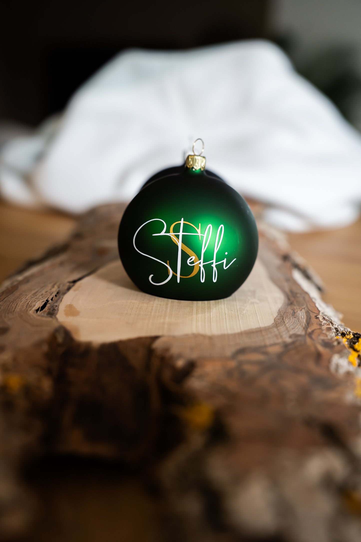 Das besondere Geschenk: Stilvoll personalisierte Weihnachtskugel - 8cm - mundgeblasen, in Echtglas mit Anfangsbuchstabe