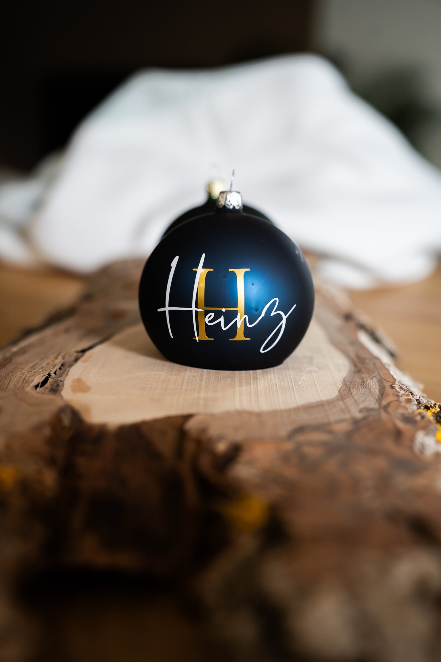 Das besondere Geschenk: Stilvoll personalisierte Weihnachtskugel - 8cm - mundgeblasen, in Echtglas mit Anfangsbuchstabe