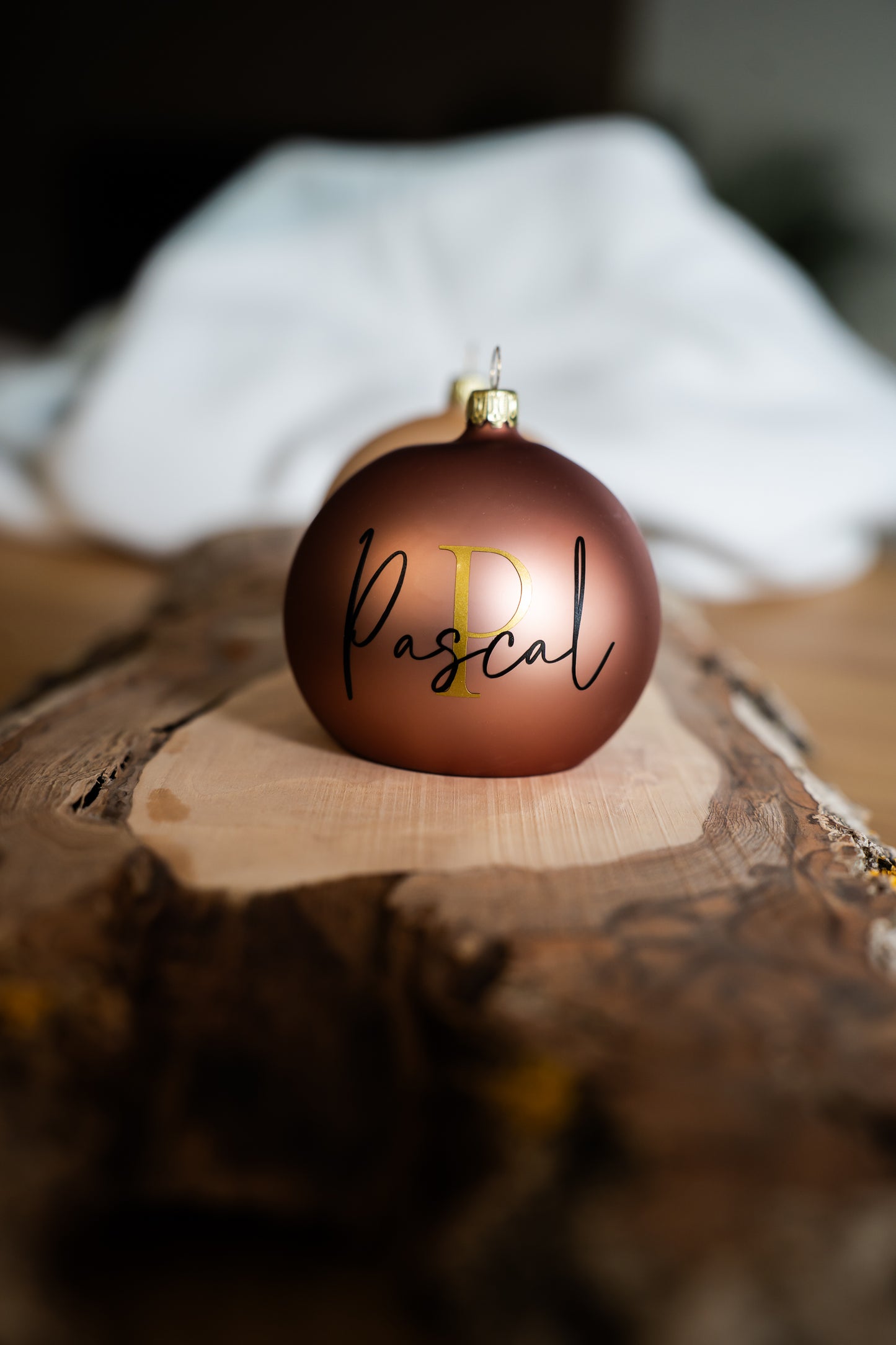 Das besondere Geschenk: Stilvoll personalisierte Weihnachtskugel - 8cm - mundgeblasen, in Echtglas mit Anfangsbuchstabe