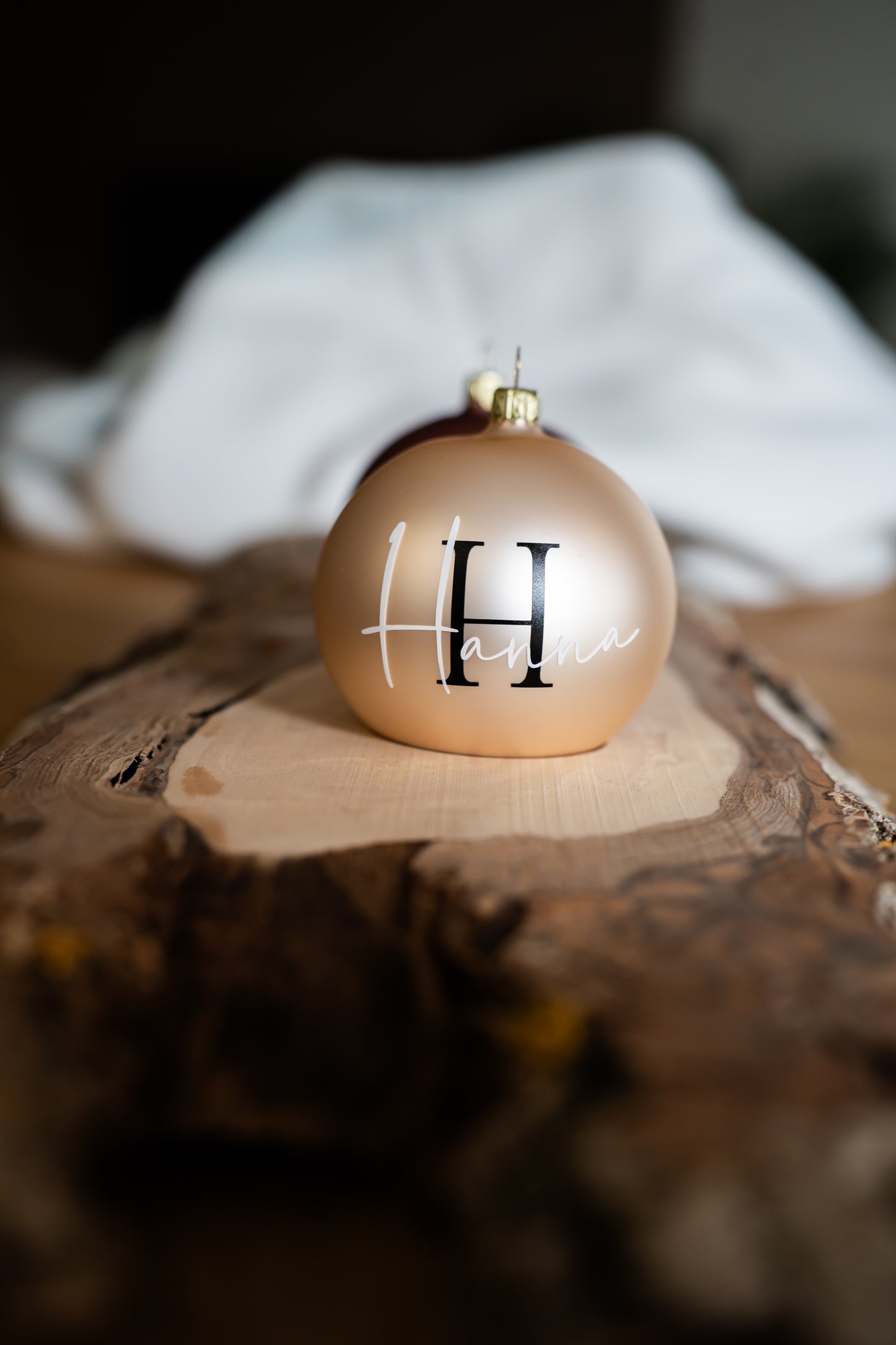Das besondere Geschenk: Stilvoll personalisierte Weihnachtskugel - 8cm - mundgeblasen, in Echtglas mit Anfangsbuchstabe