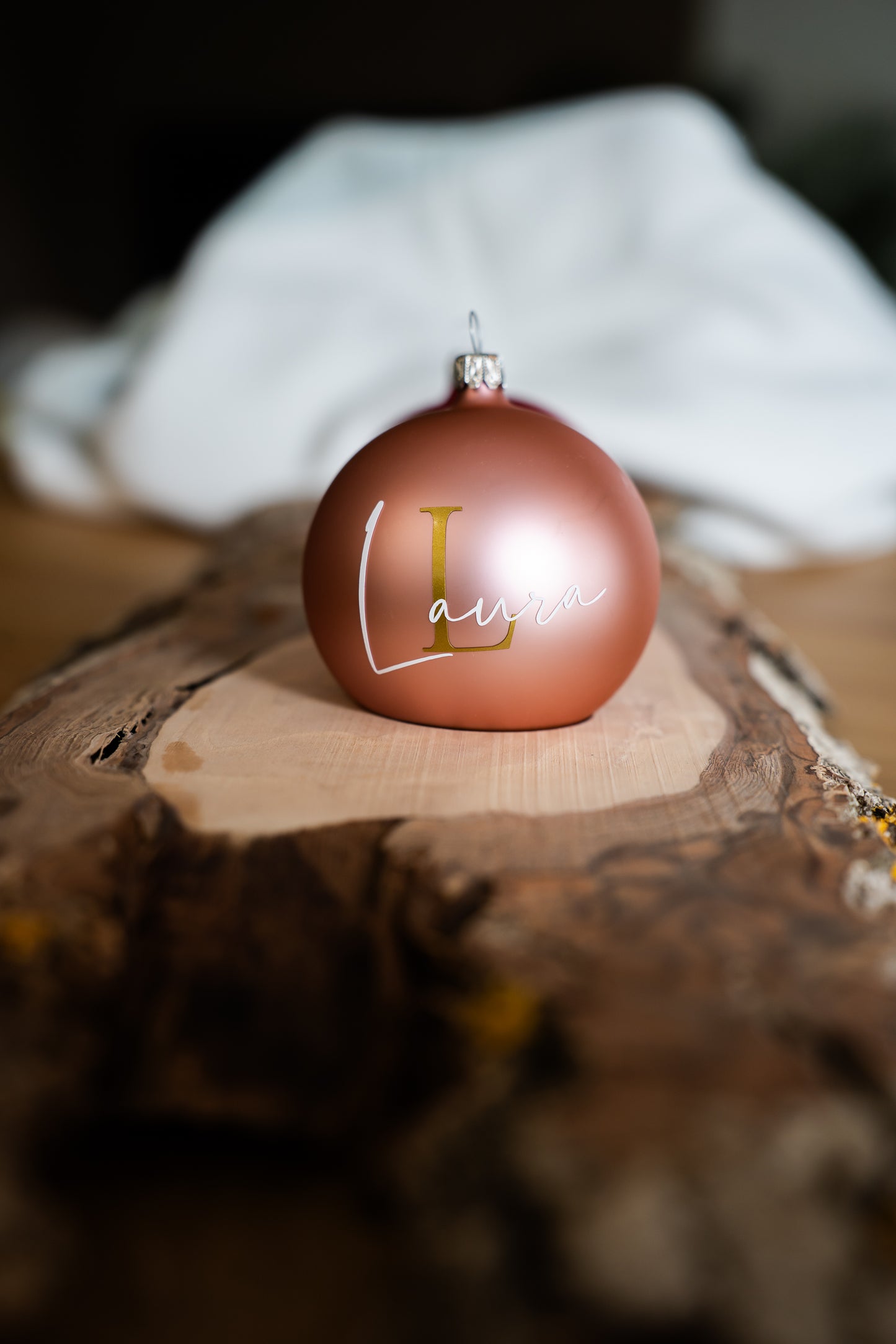 Das besondere Geschenk: Stilvoll personalisierte Weihnachtskugel - 8cm - mundgeblasen, in Echtglas mit Anfangsbuchstabe