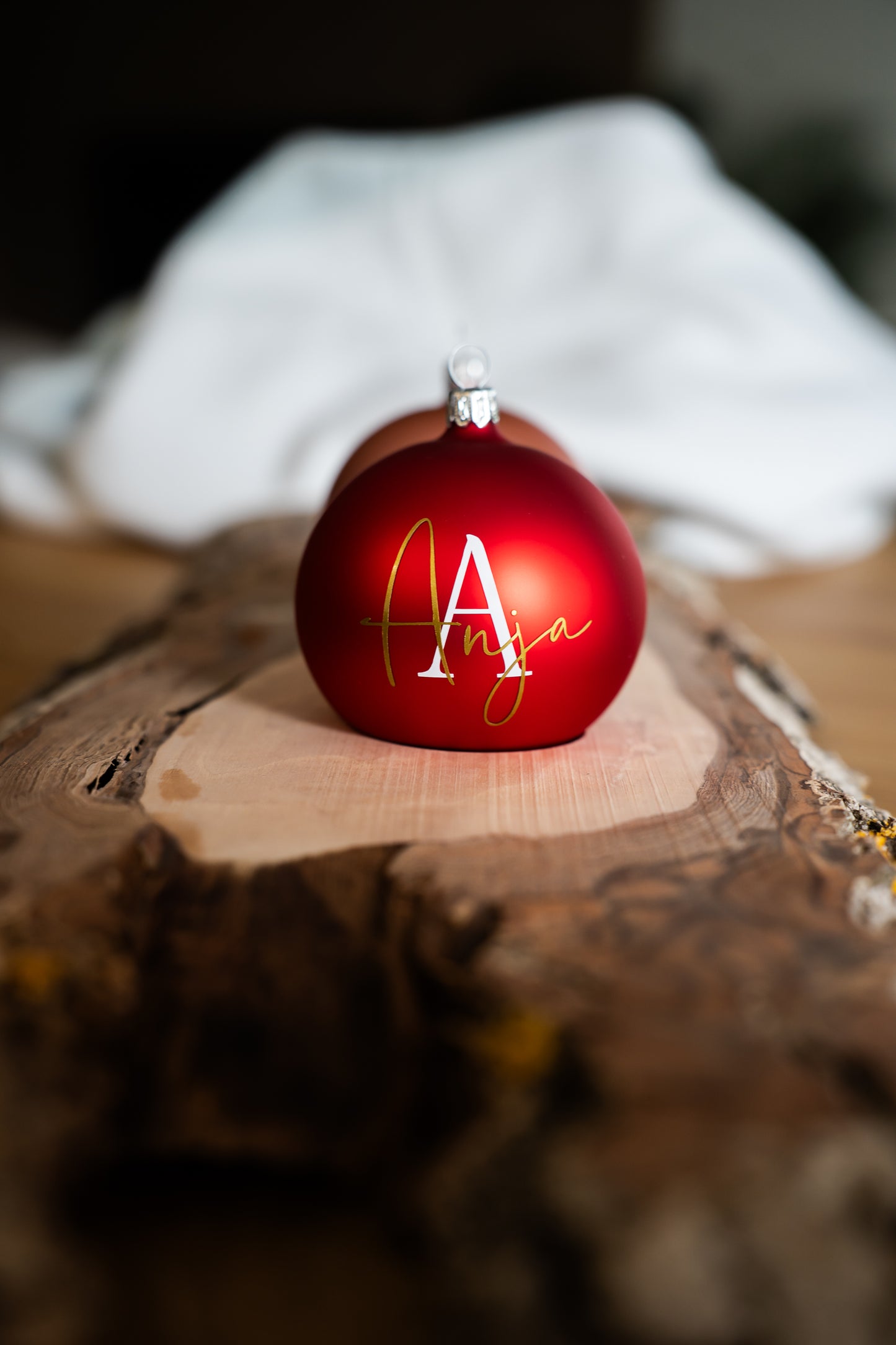 Das besondere Geschenk: Stilvoll personalisierte Weihnachtskugel - 8cm - mundgeblasen, in Echtglas mit Anfangsbuchstabe