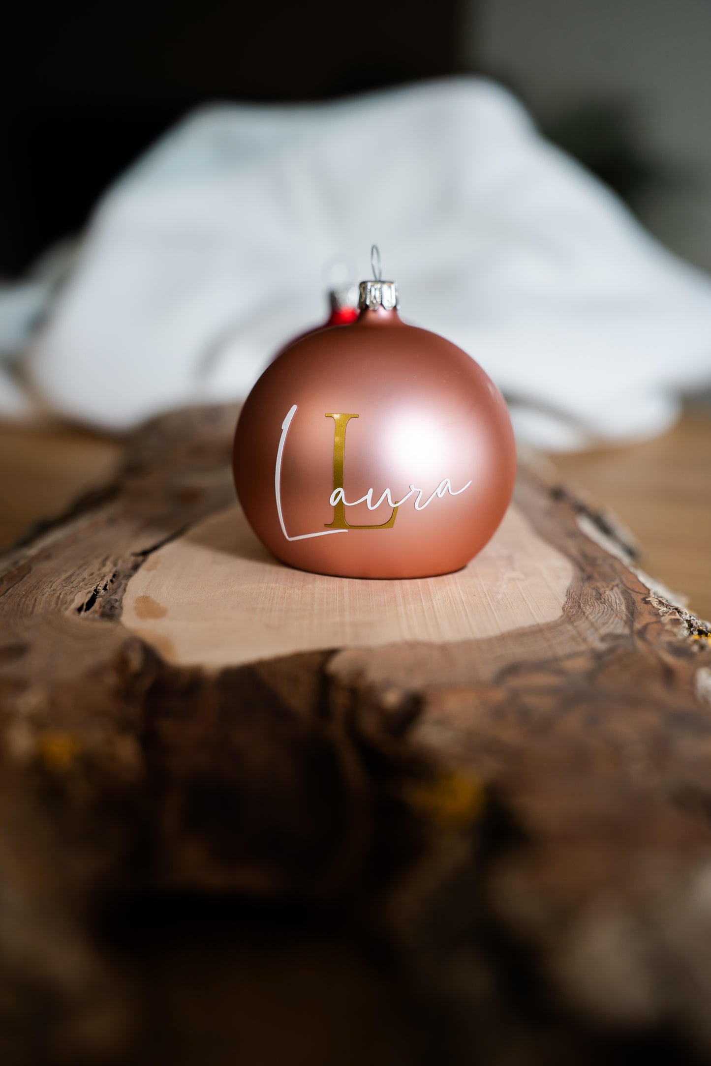Das besondere Geschenk: Stilvoll personalisierte Weihnachtskugel - 8cm - mundgeblasen, in Echtglas mit Anfangsbuchstabe
