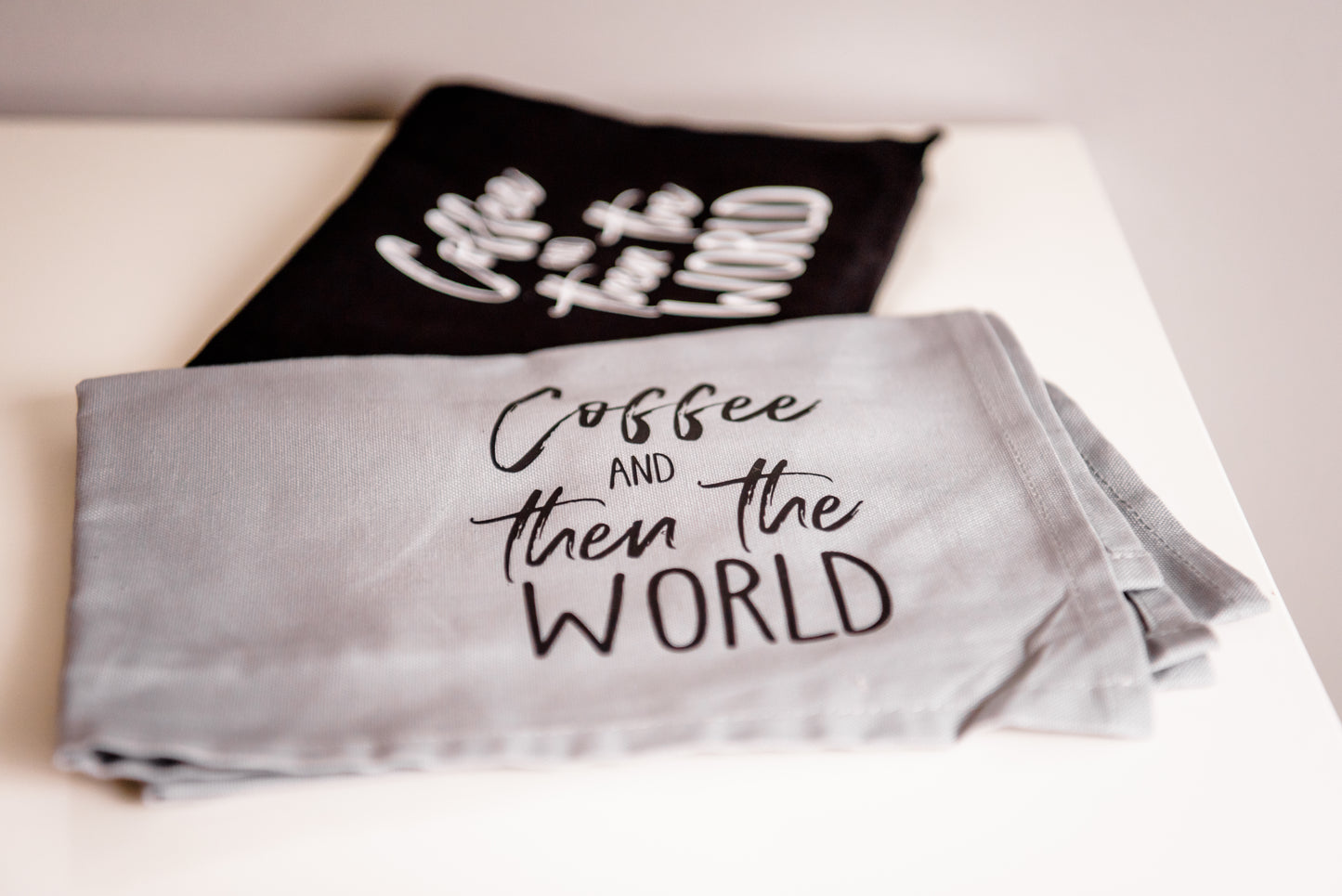 Geschirrtuch mit Spruch 'Coffee and then the world' - Geschenk zum Einzug, Hochzeit oder als Mitbringsel