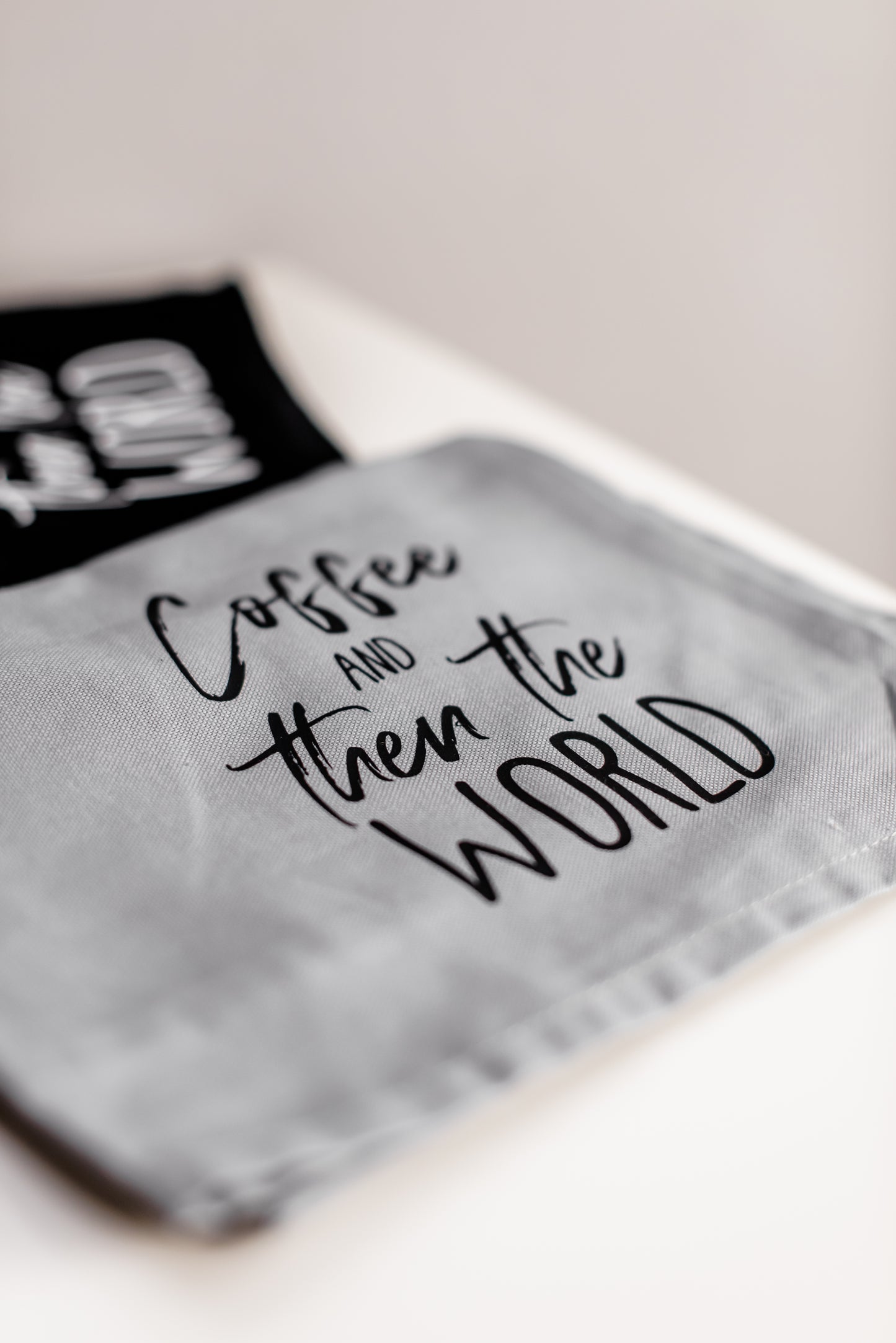 Geschirrtuch mit Spruch 'Coffee and then the world' - Geschenk zum Einzug, Hochzeit oder als Mitbringsel