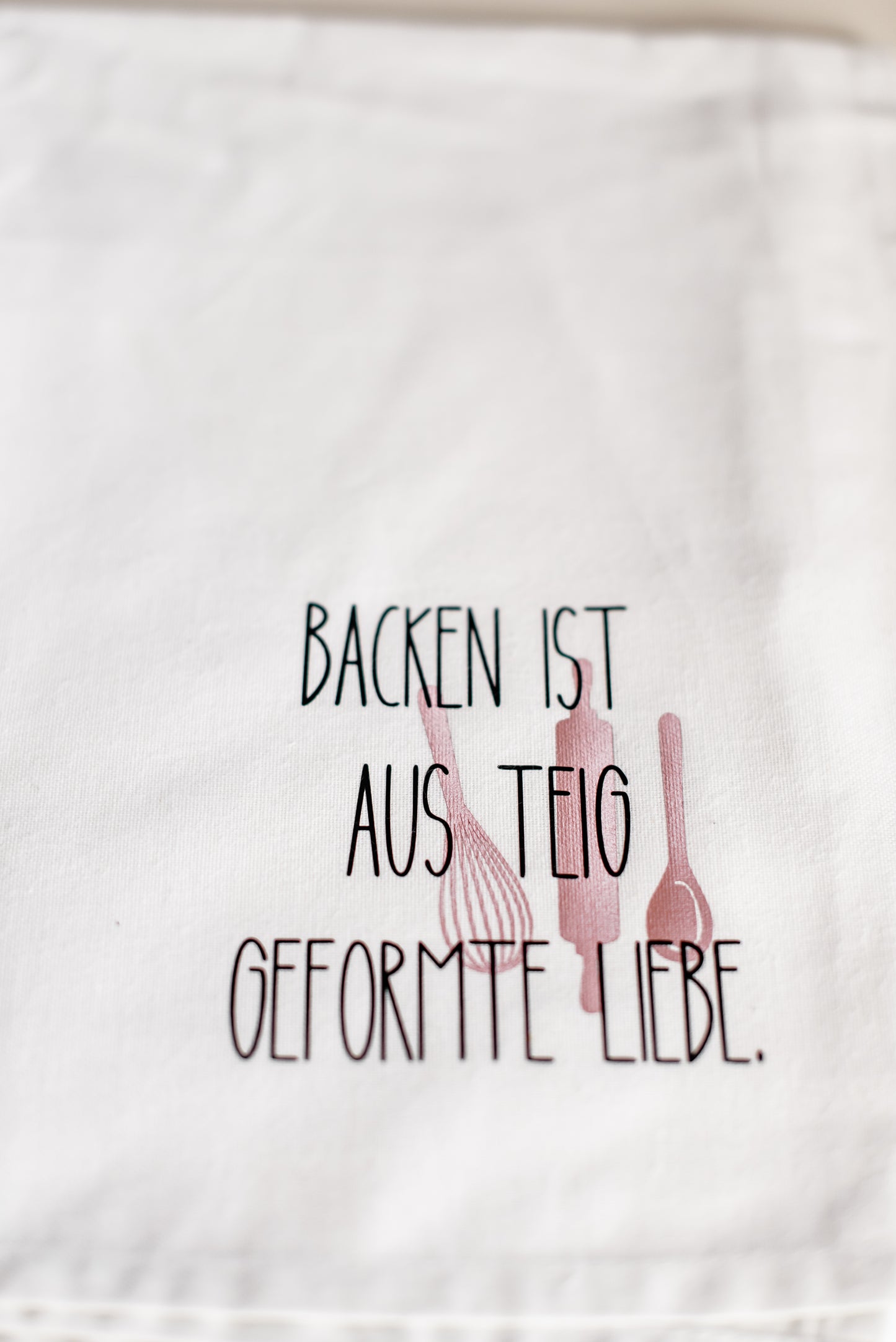 Geschirrtuch mit Spruch 'Backen ist aus Teig geformte Liebe' - Geschenk zum Einzug, Hochzeit oder Muttertag