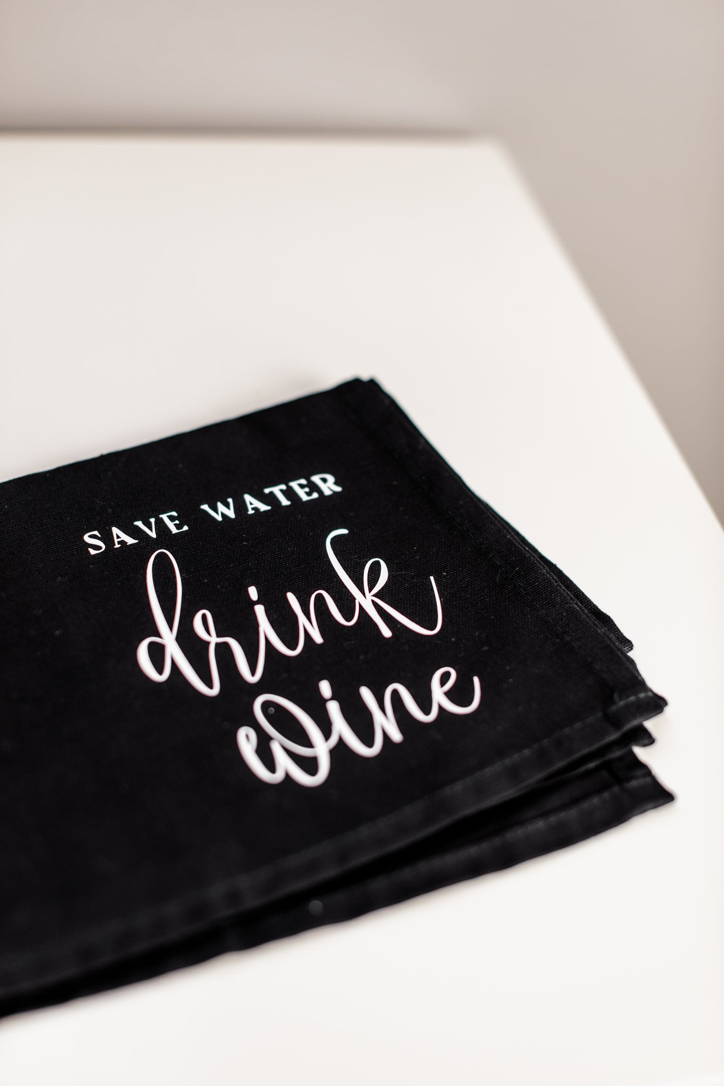 Geschirrtuch mit Spruch 'Save Water - Drink Wine' - Geschenk zum Einzug, zur Hochzeit oder als Mitbringsel