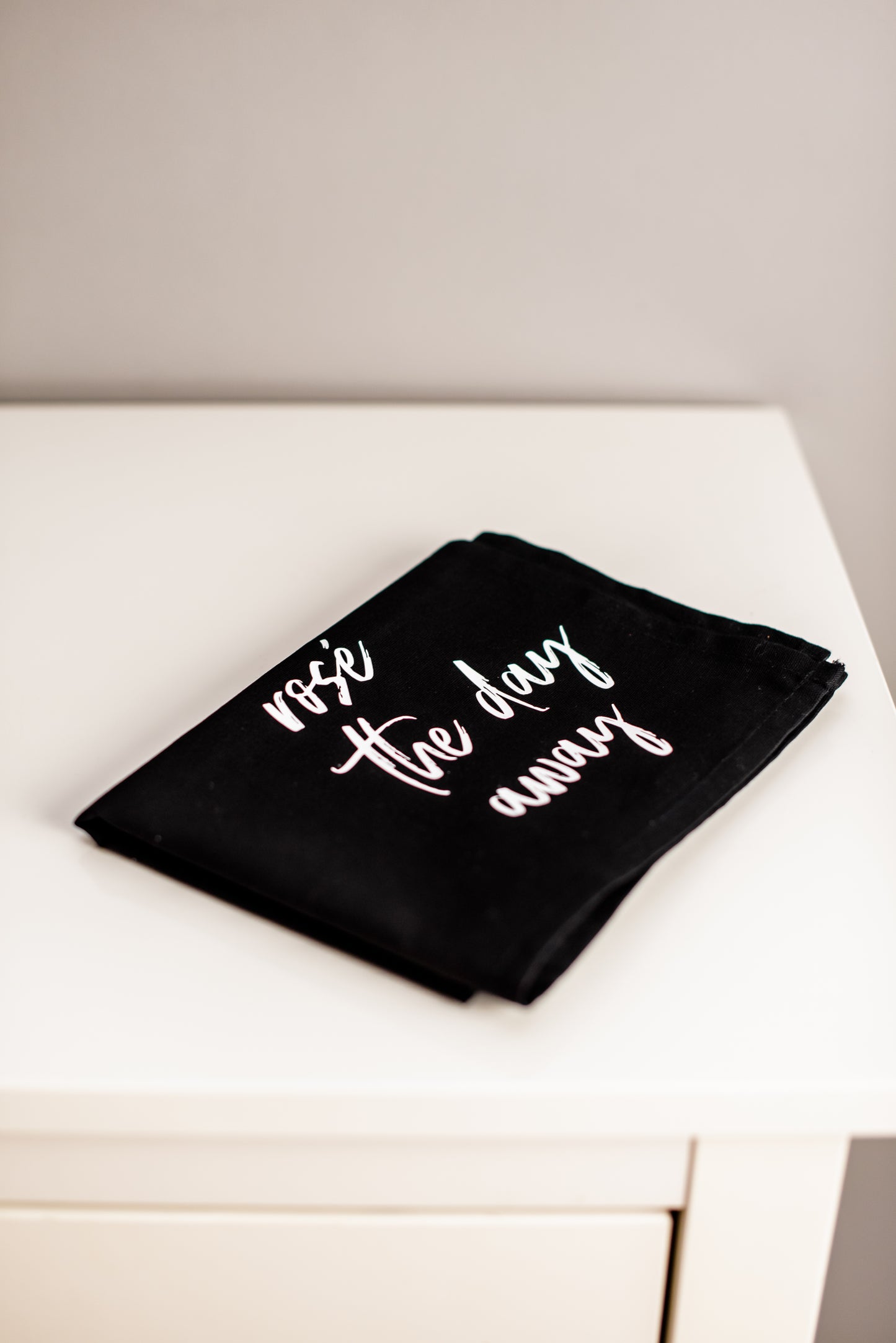 Geschirrtuch mit Spruch 'rosé the day away' - Geschenk zum Einzug, Hochzeit oder Muttertag