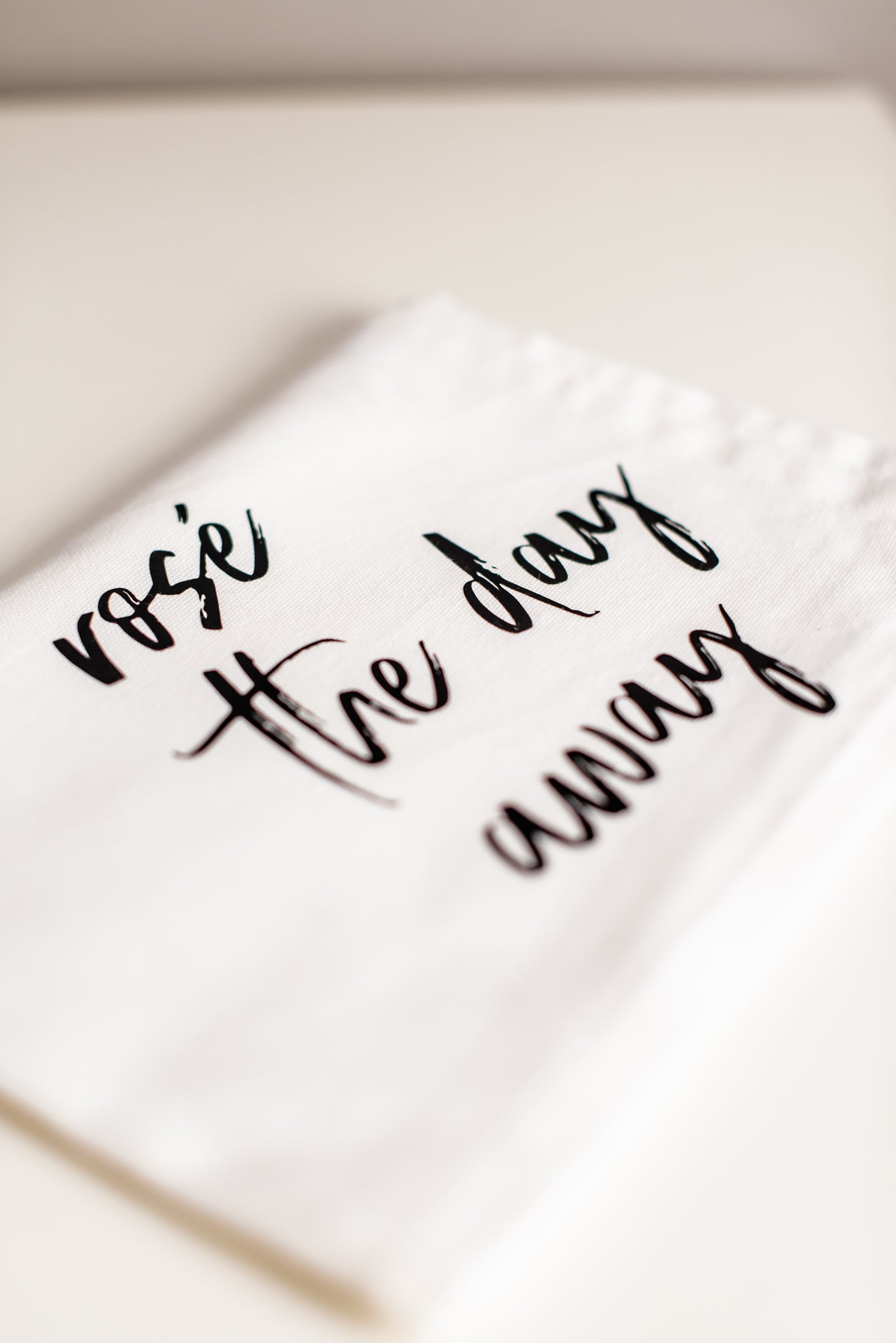 Geschirrtuch mit Spruch 'rosé the day away' - Geschenk zum Einzug, Hochzeit oder Muttertag
