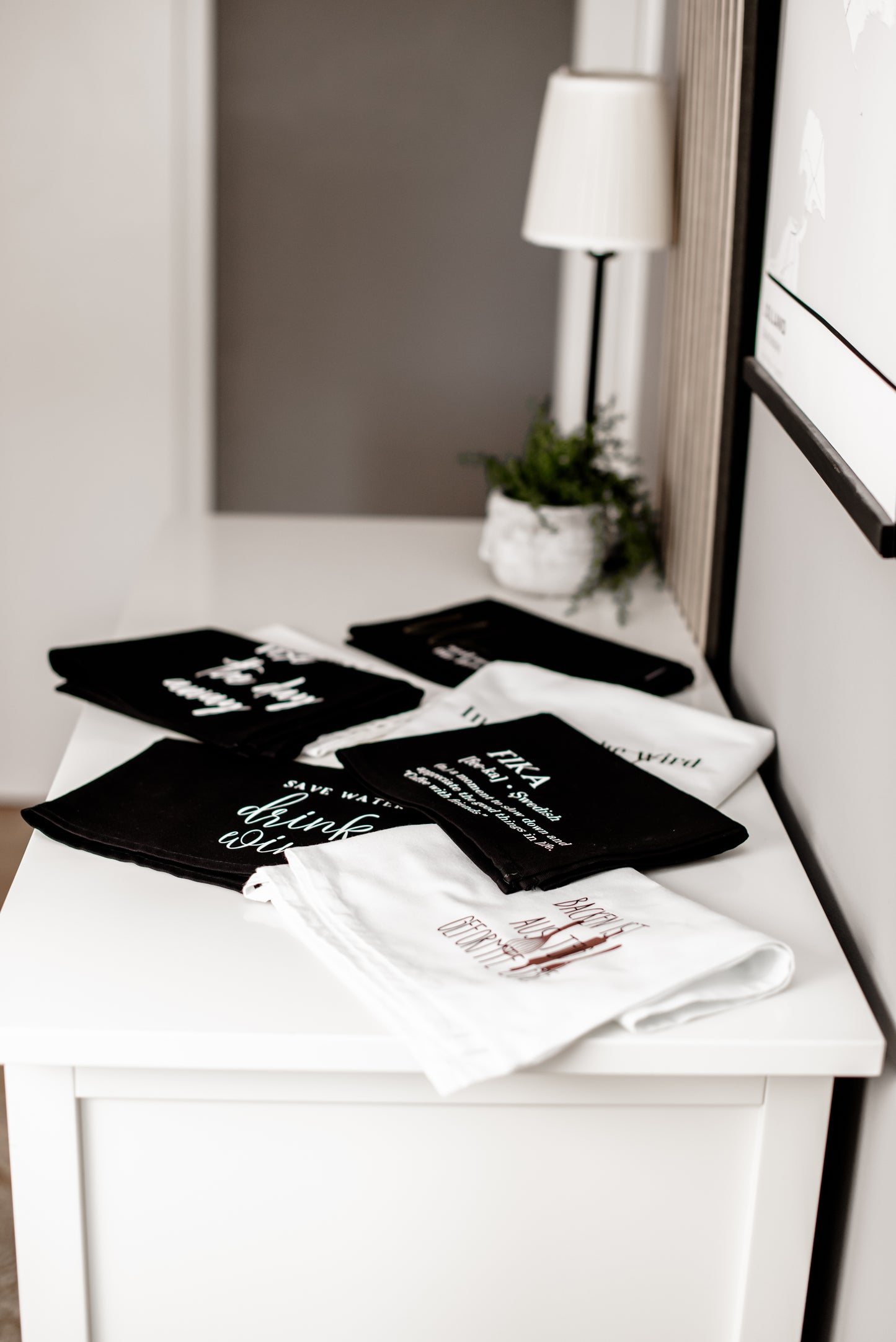 Geschirrtuch mit Spruch 'Backen ist aus Teig geformte Liebe' - Geschenk zum Einzug, Hochzeit oder Muttertag