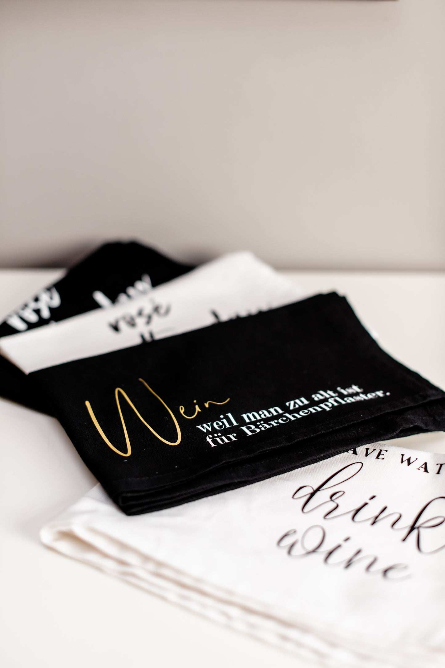 Geschirrtuch mit Spruch 'Wein - Bärchenpflaster' Geschenk zum Einzug, zur Hochzeit oder Muttertag