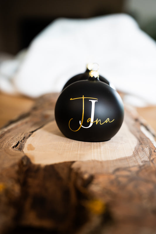 Das einzigartige Geschenk: Stilvoll personalisierte, mundgeblasene Weihnachtskugel - 8cm - in Echtglas mit Anfangsbuchstabe