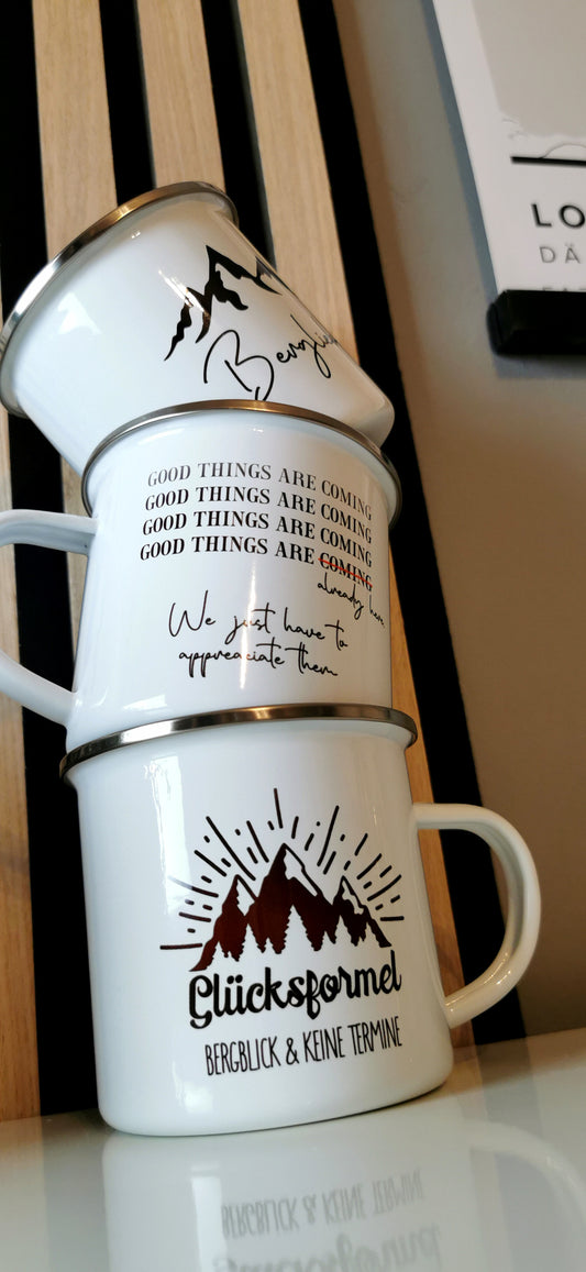 Emailletasse mit Spruch 'Glücksformel - Bergblick & Keine Termine' - Geschenkidee für Wanderfans und Bergverliebte