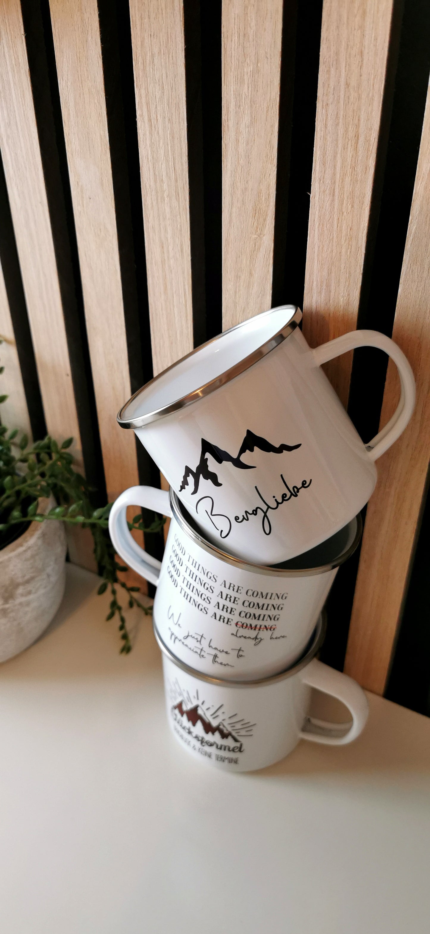 Emailletasse mit Spruch 'Good things are coming' - Geschenkidee für alle Optimisten, hier ist die Tasse immer halb voll