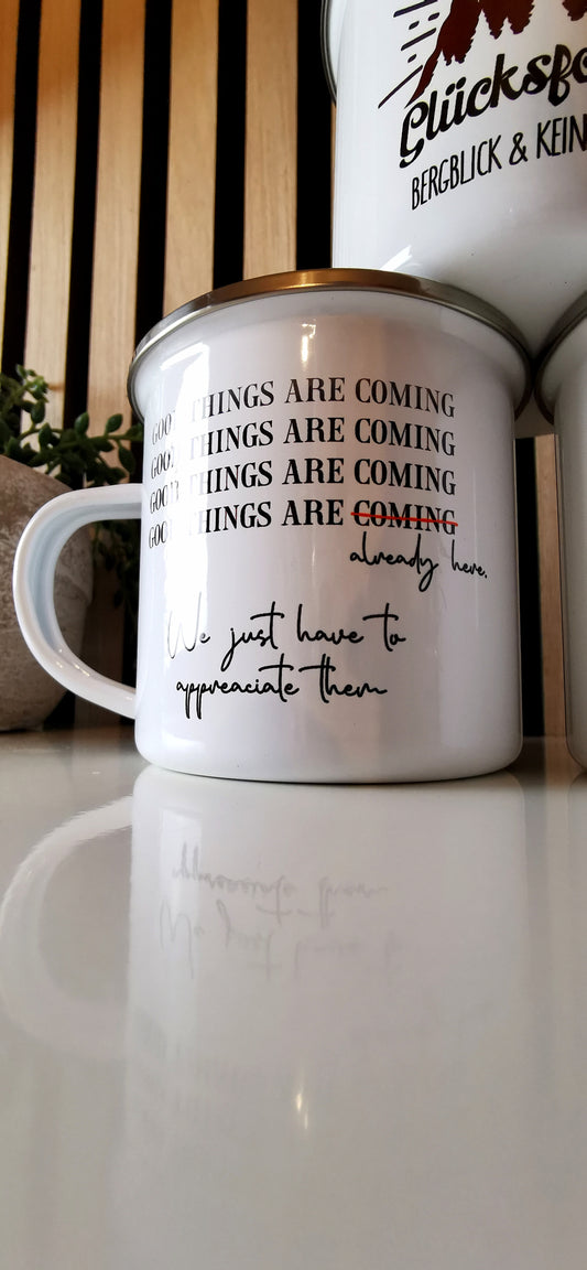 Emailletasse mit Spruch 'Good things are coming' - Geschenkidee für alle Optimisten, hier ist die Tasse immer halb voll