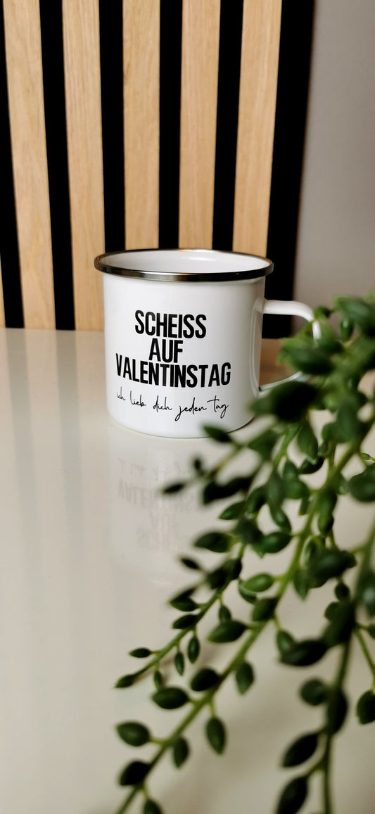 Emailletasse mit Spruch 'Scheiß auf Valentinstag' - Romantik? Können wir nicht nur an Valentinstag
