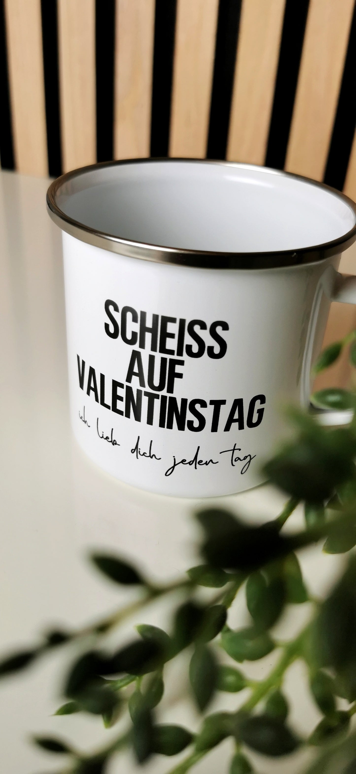 Emailletasse mit Spruch 'Scheiß auf Valentinstag' - Romantik? Können wir nicht nur an Valentinstag
