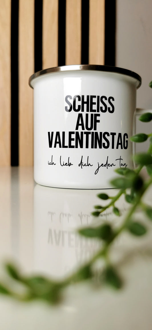 Emailletasse mit Spruch 'Scheiß auf Valentinstag' - Romantik? Können wir nicht nur an Valentinstag