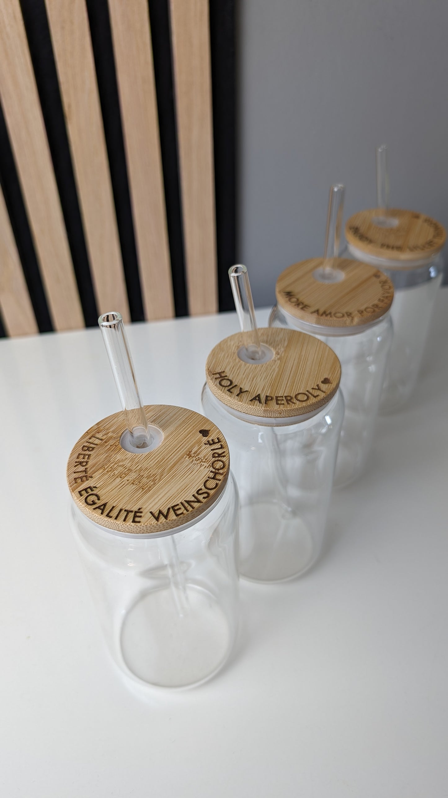 Cocktailglas mit graviertem Holzdeckel - Geschenk für Freundin, Partner oder zum Einzug