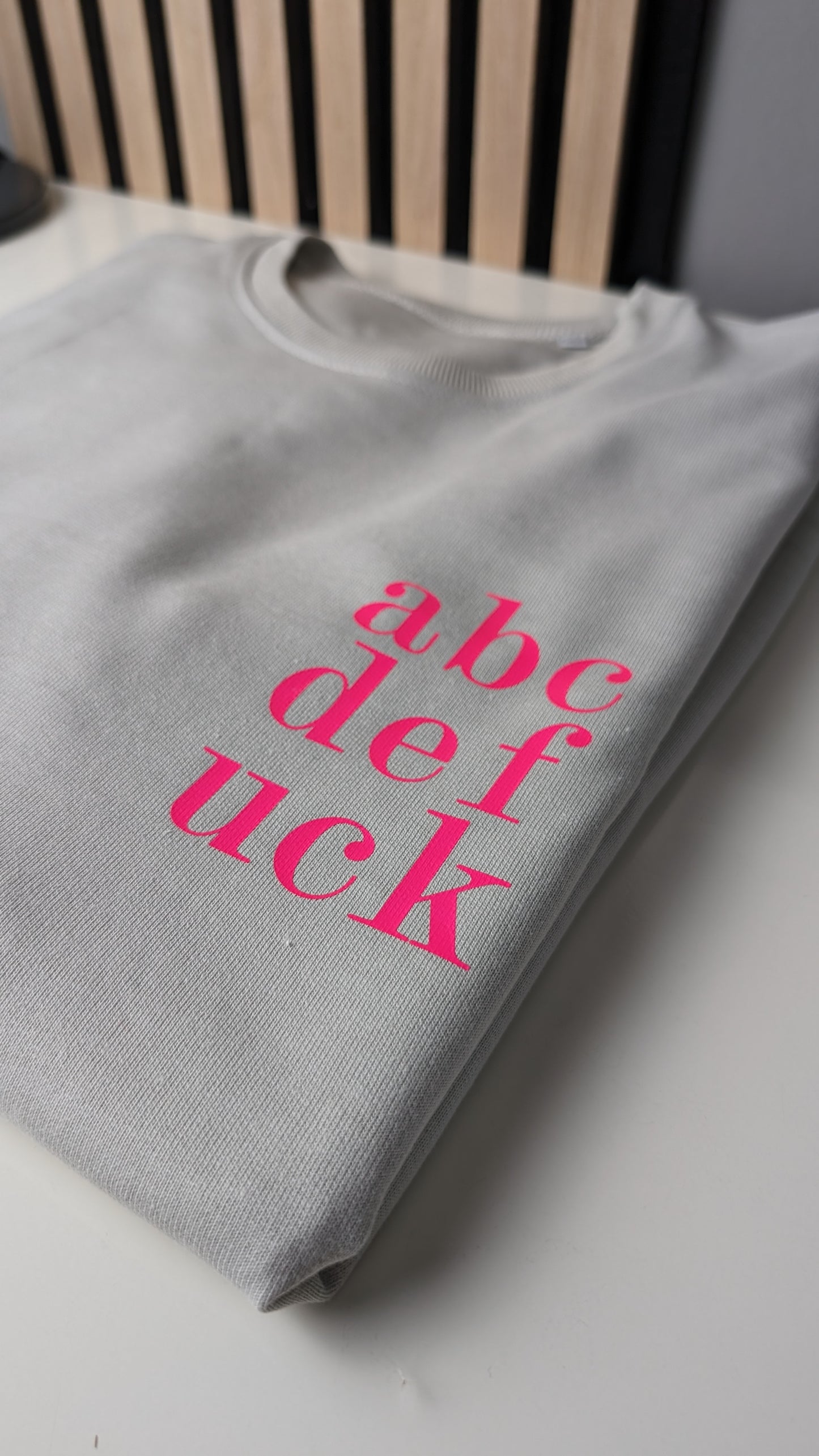 Sweater mit Druck "abcd"