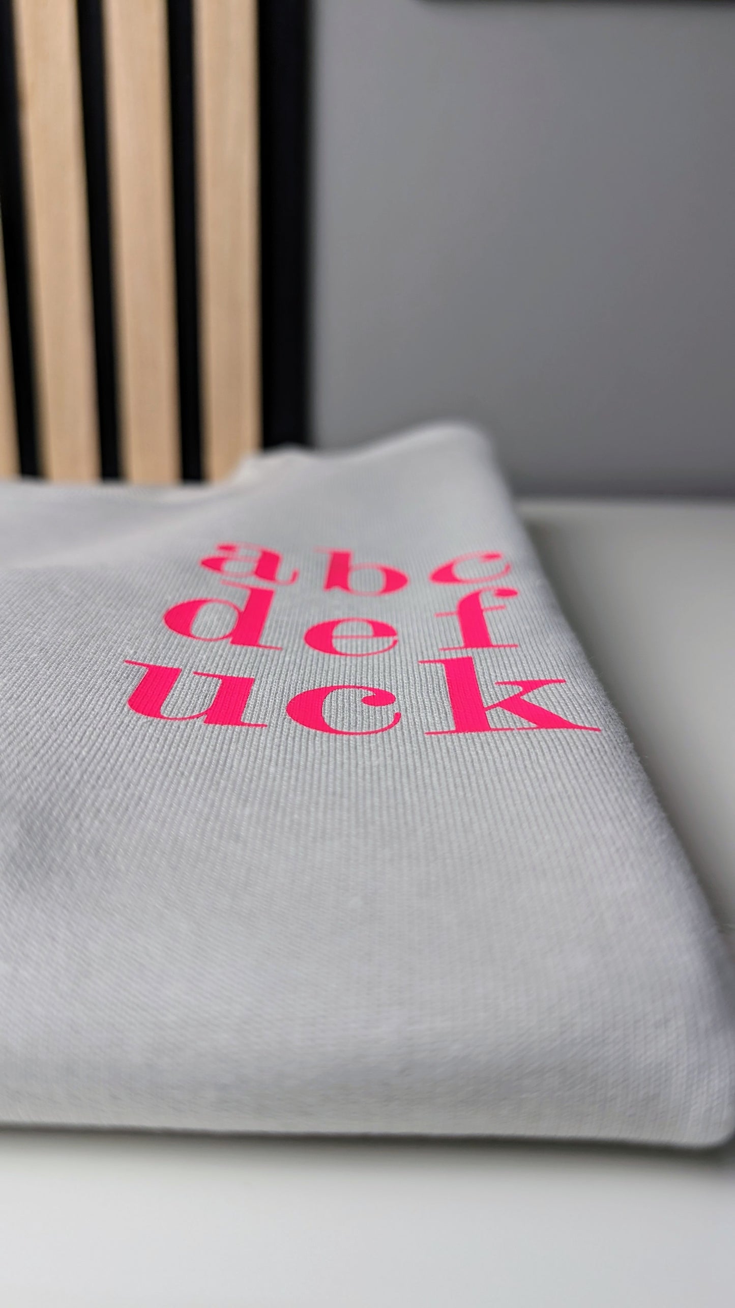 Sweater mit Druck "abcd"