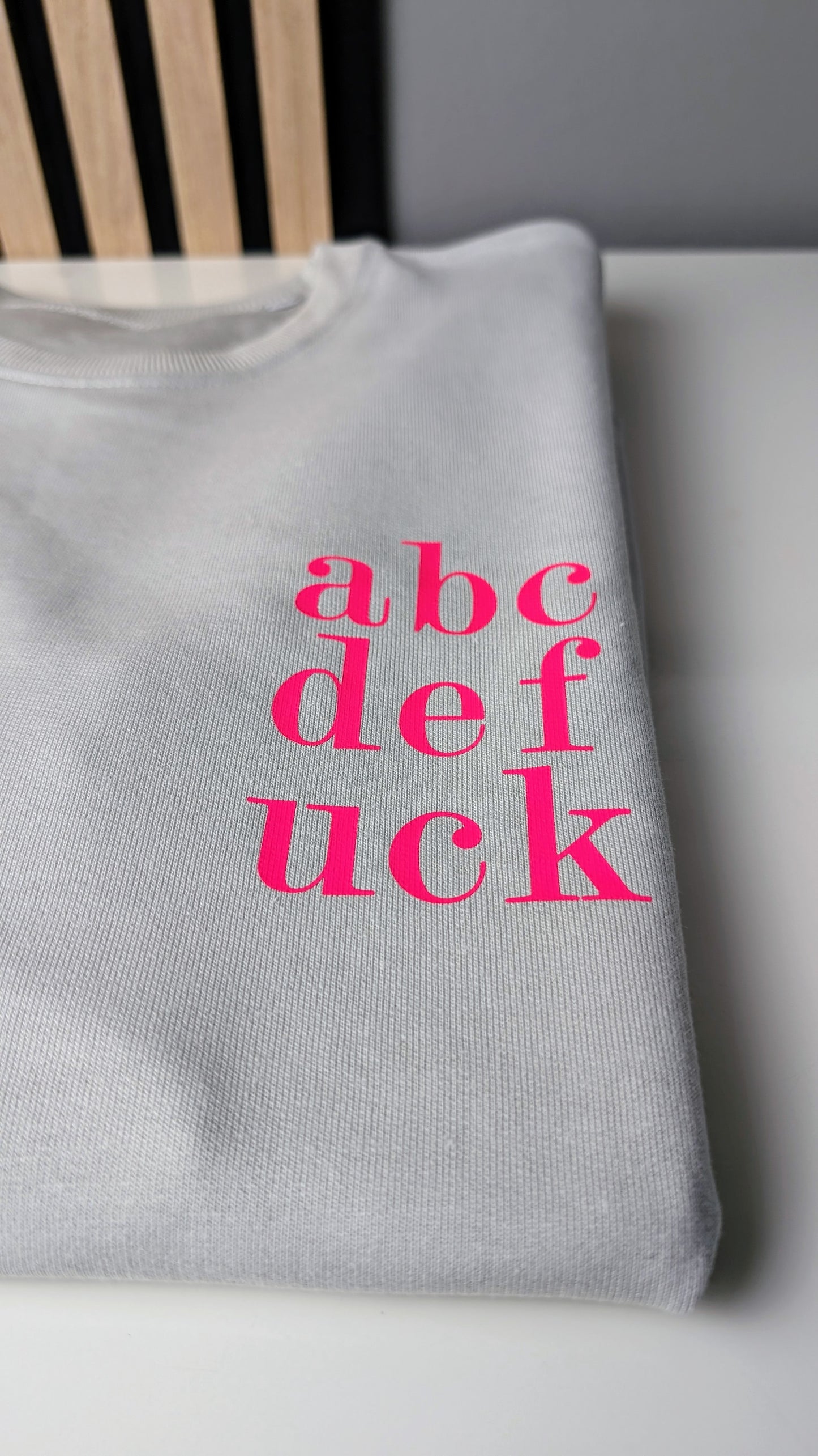 Sweater mit Druck "abcd"