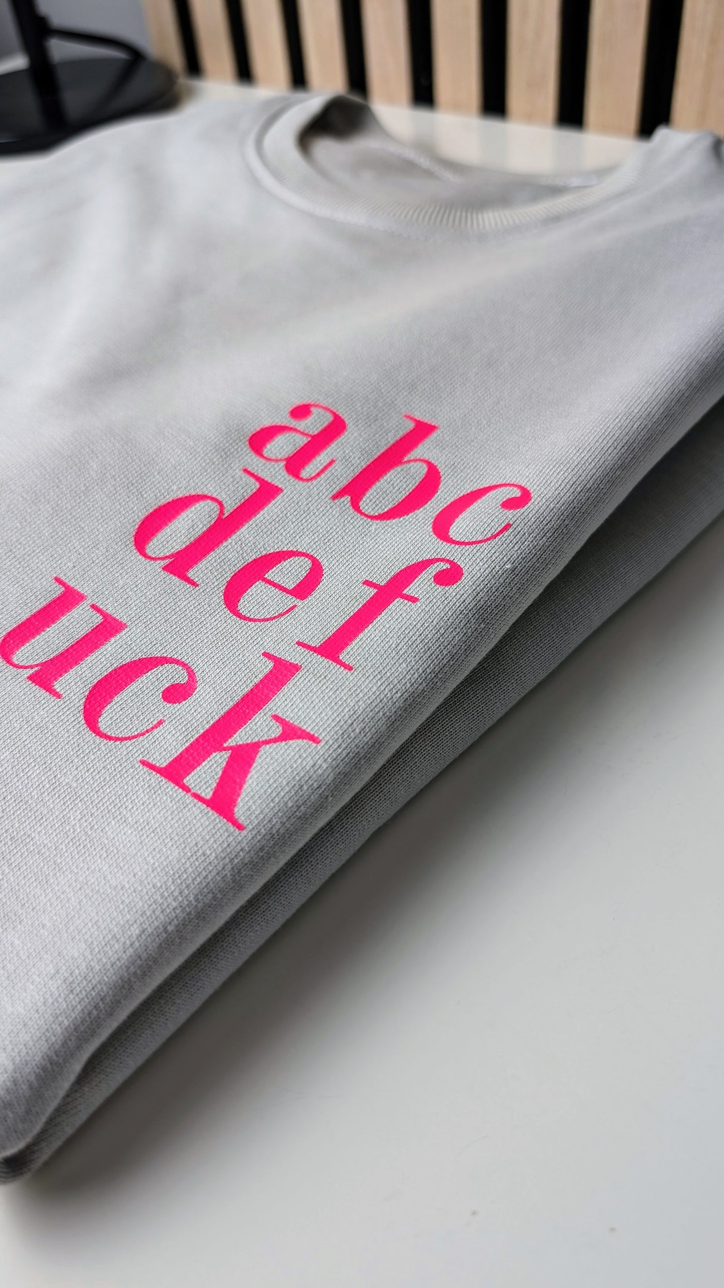 Sweater mit Druck "abcd"