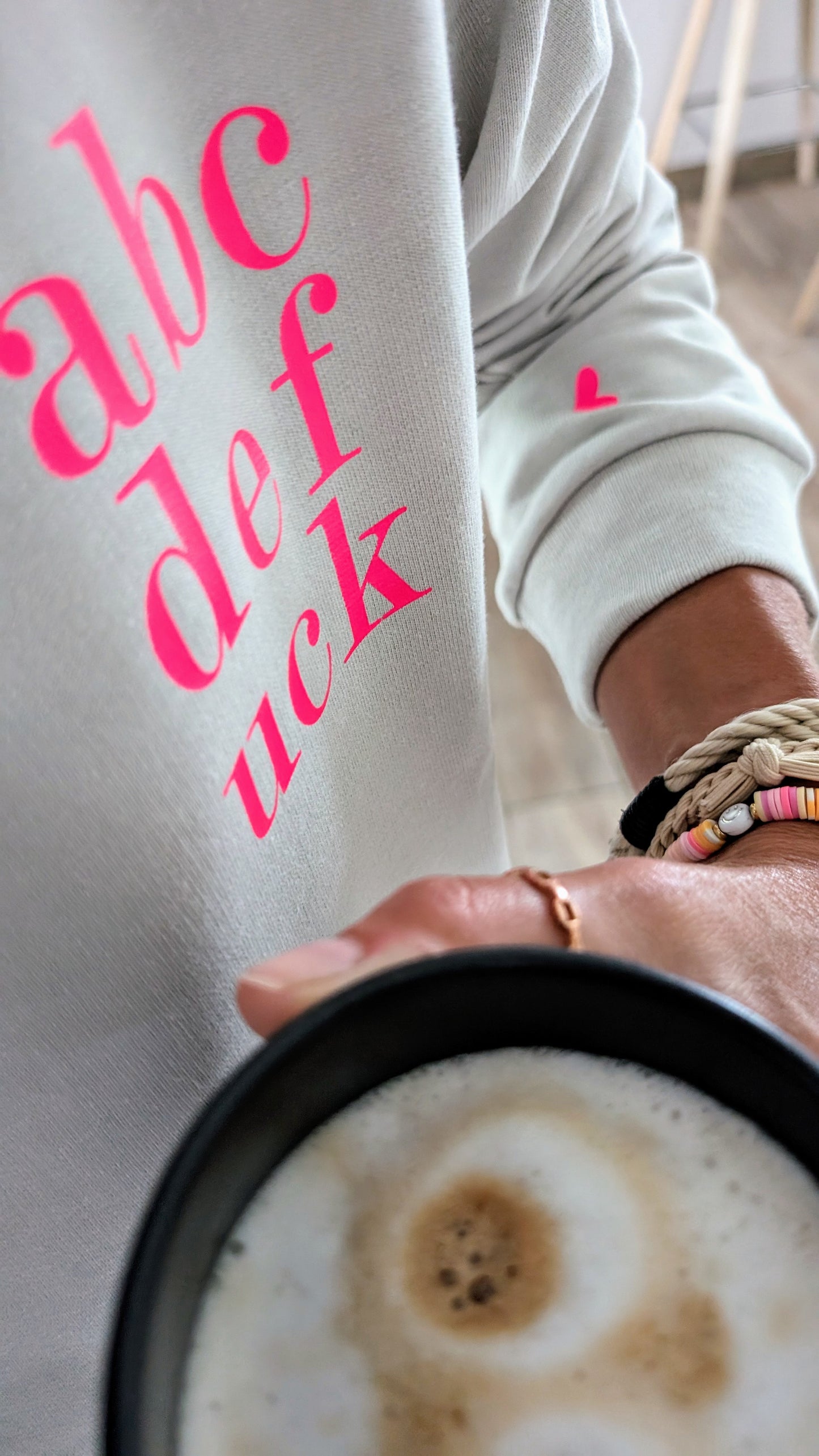 Sweater mit Druck "abcd"