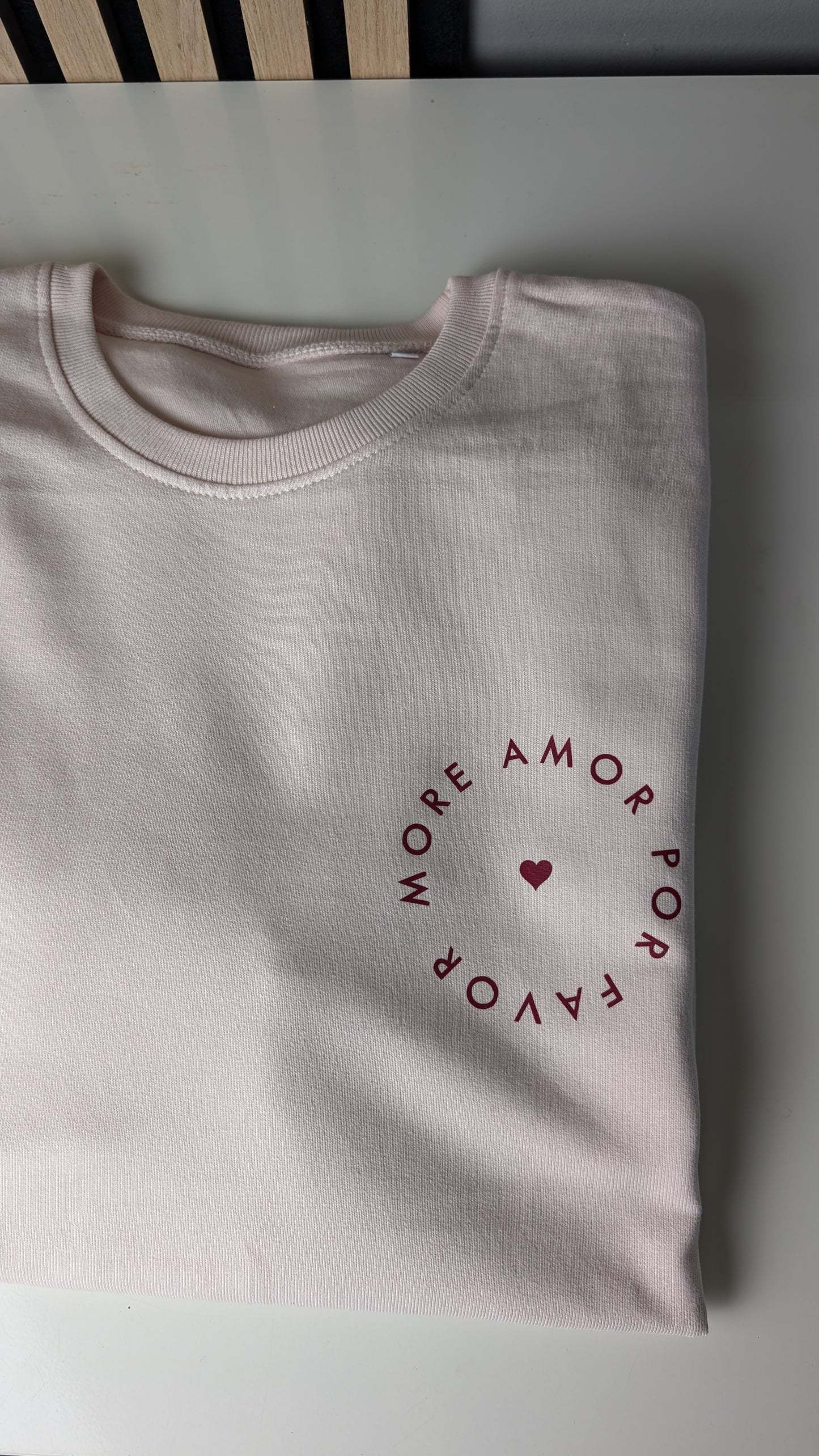 Sweater mit Druck "more amor por favor"