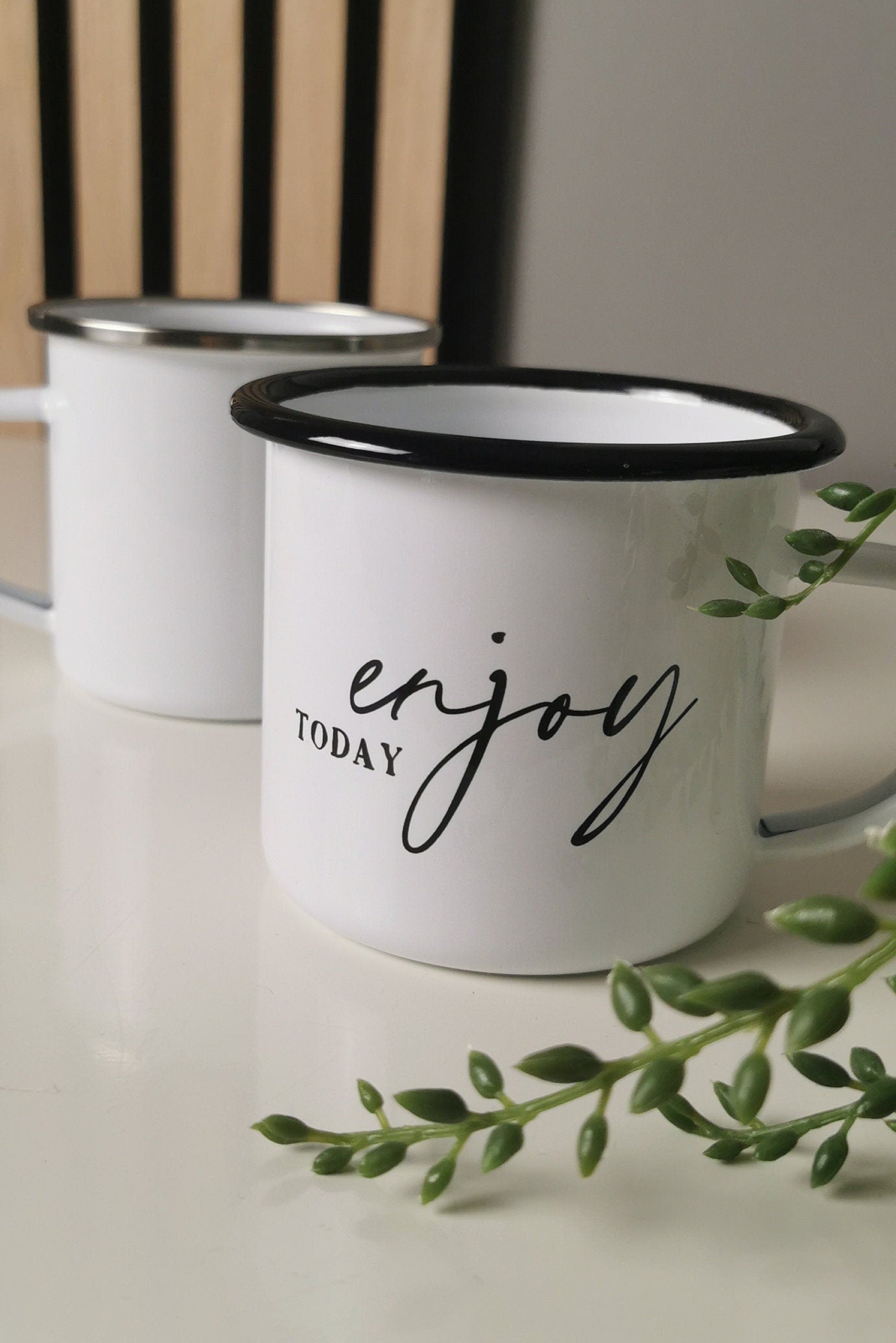Emailletasse mit Spruch 'Enjoy Today' - Geschenkidee für Freundin, zum Einzug oder für Muttertag