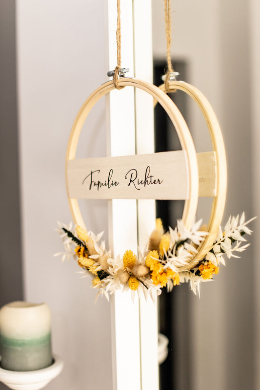 Personalisierter Türkranz „Hoopie“ aus Trockenblumen natur-weiß-gelb | Geschenk Hochzeit, Einzug, Muttertag | Boho Deko handgemacht