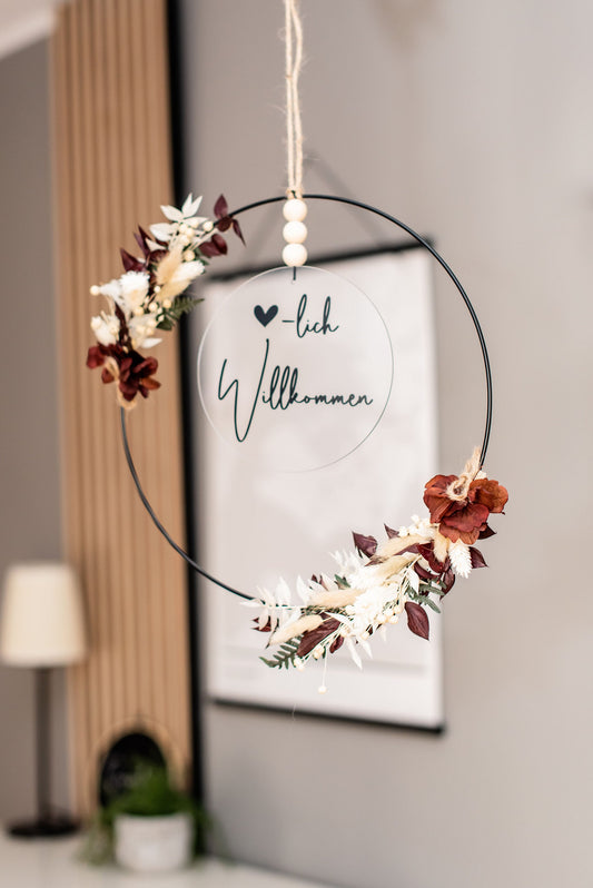 Personalisierter Trockenblumen-Türkranz mit Acrylschild in natur-weiß-rot – Geschenkidee zum Muttertag, Einzug oder Hochzeit