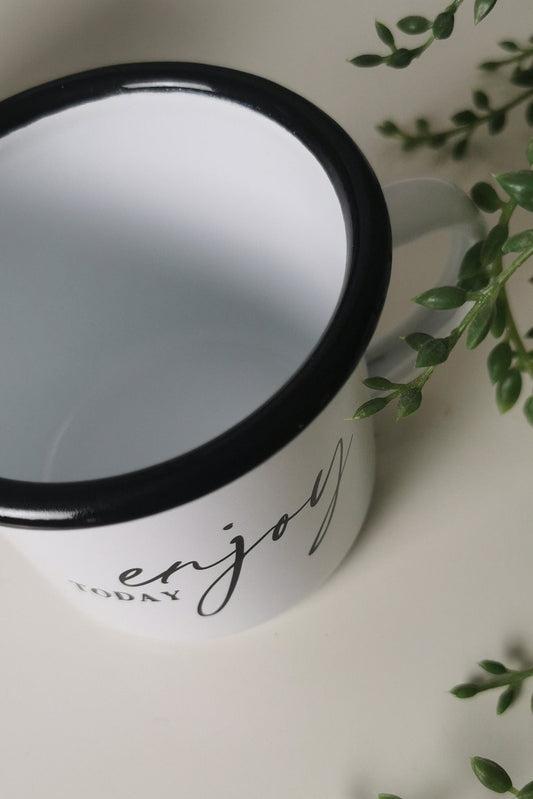 Emailletasse mit Spruch 'Enjoy Today' - Geschenkidee für Freundin, zum Einzug oder für Muttertag