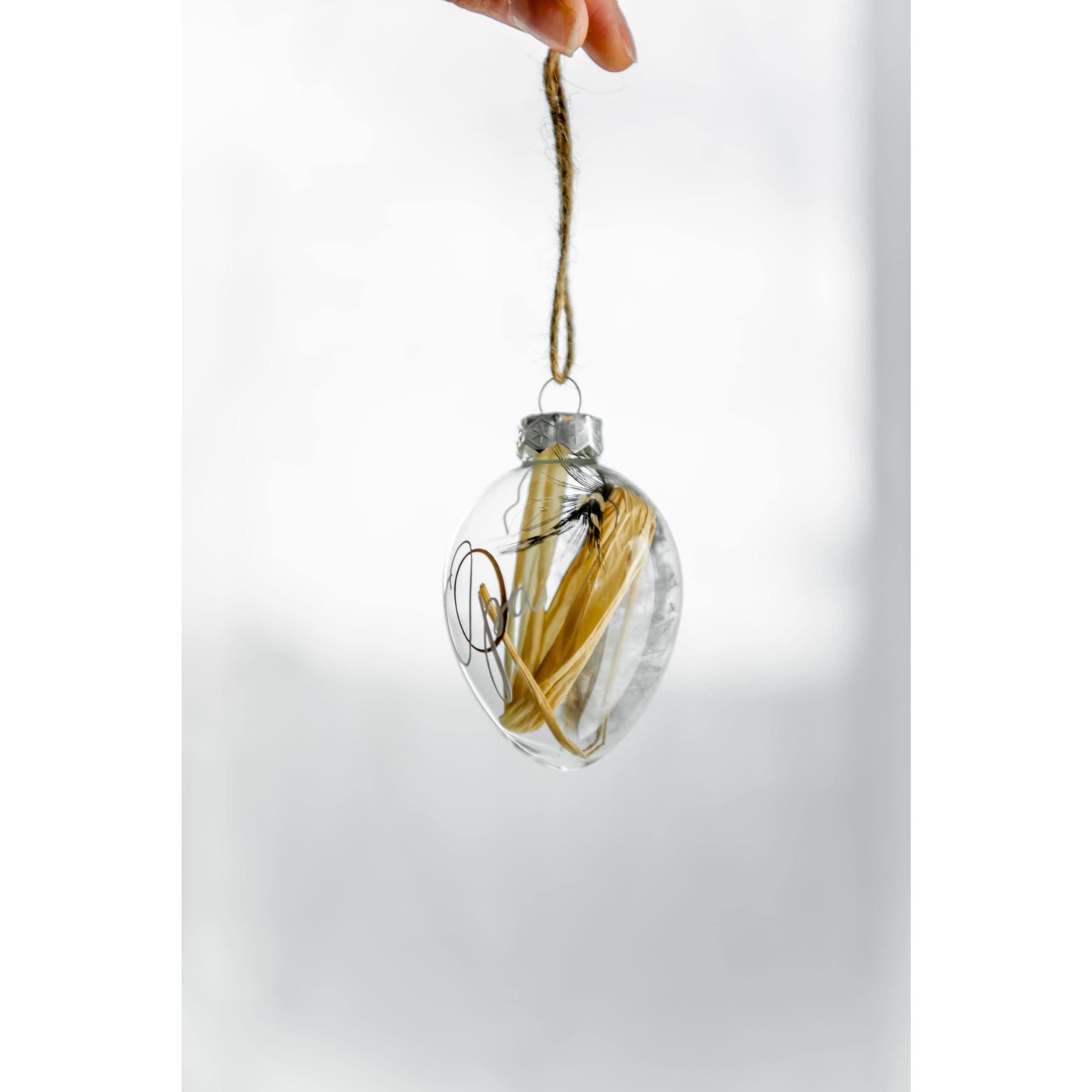Personalisierte Ostereier aus Glas mit Perlhuhnfeder und Stroh