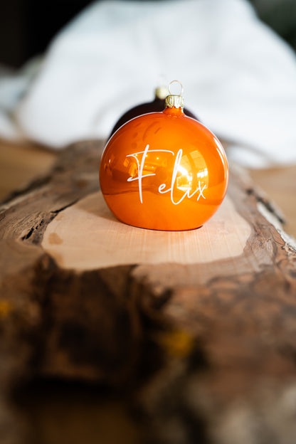 Das besondere Geschenk: Stilvoll personalisierte, mundgeblasene Weihnachtskugel - 8cm - in Echtglas