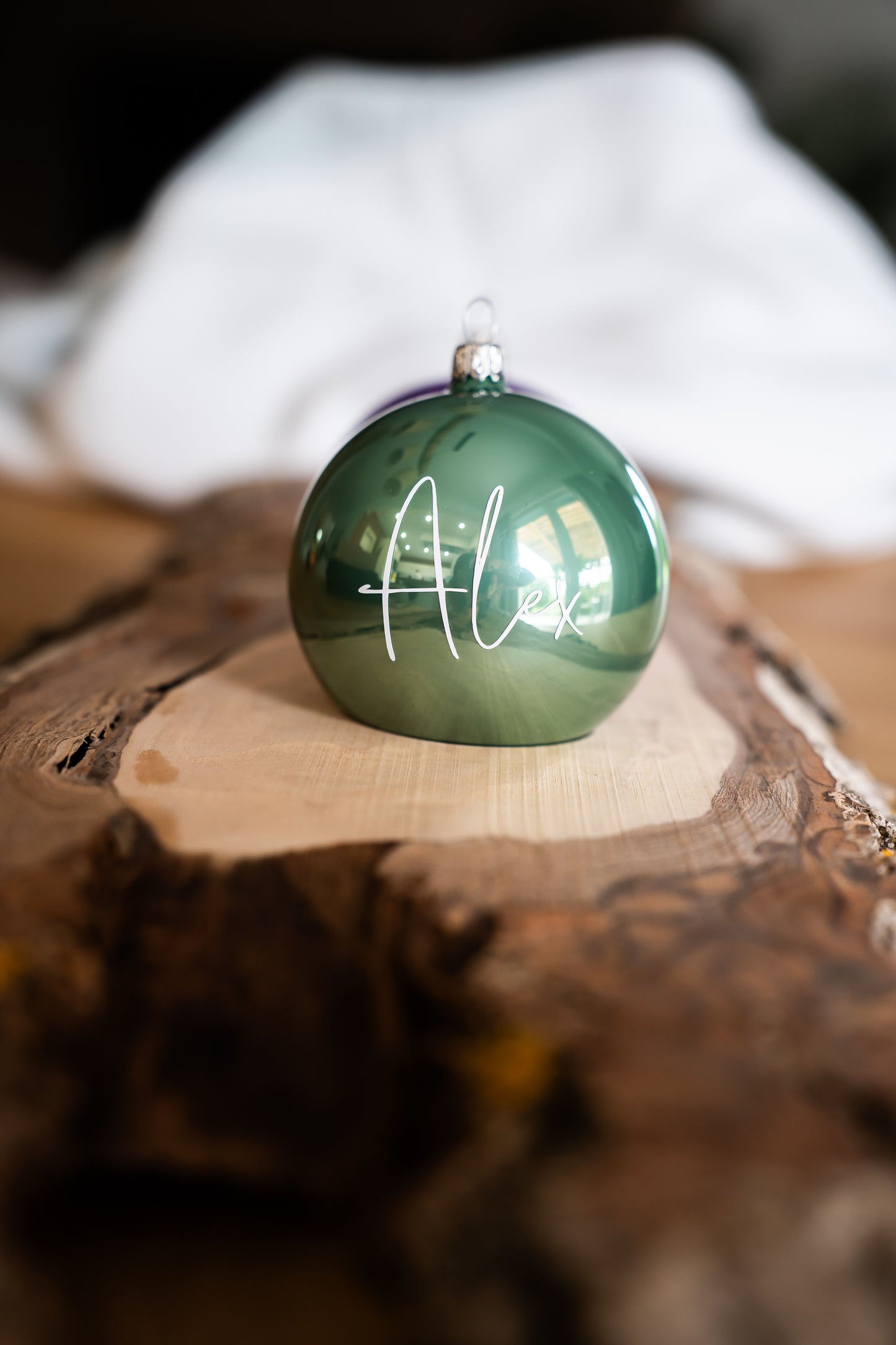 Das besondere Geschenk: Stilvoll personalisierte, mundgeblasene Weihnachtskugel - 8cm - in Echtglas