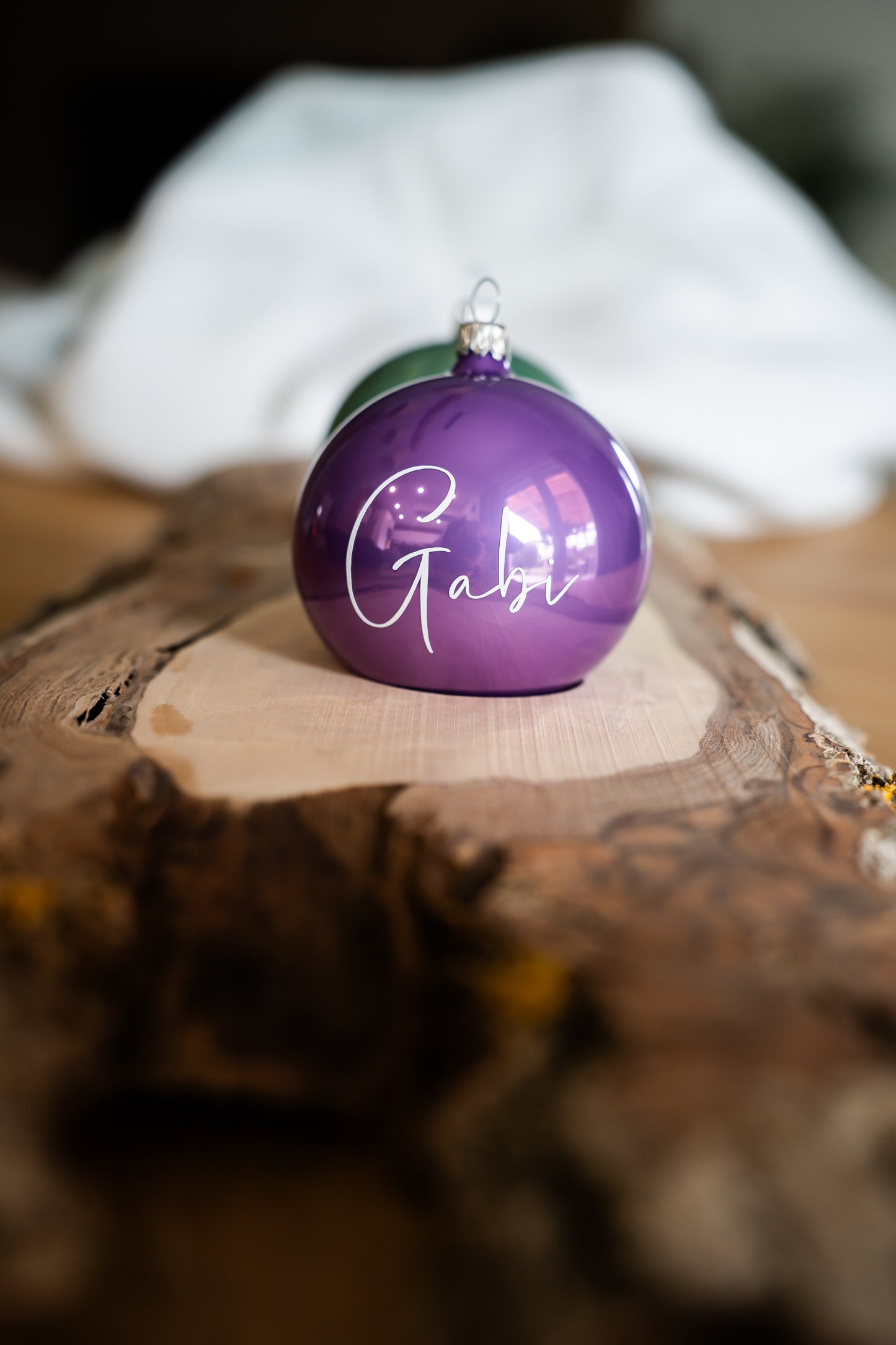 Das besondere Geschenk: Stilvoll personalisierte, mundgeblasene Weihnachtskugel - 8cm - in Echtglas