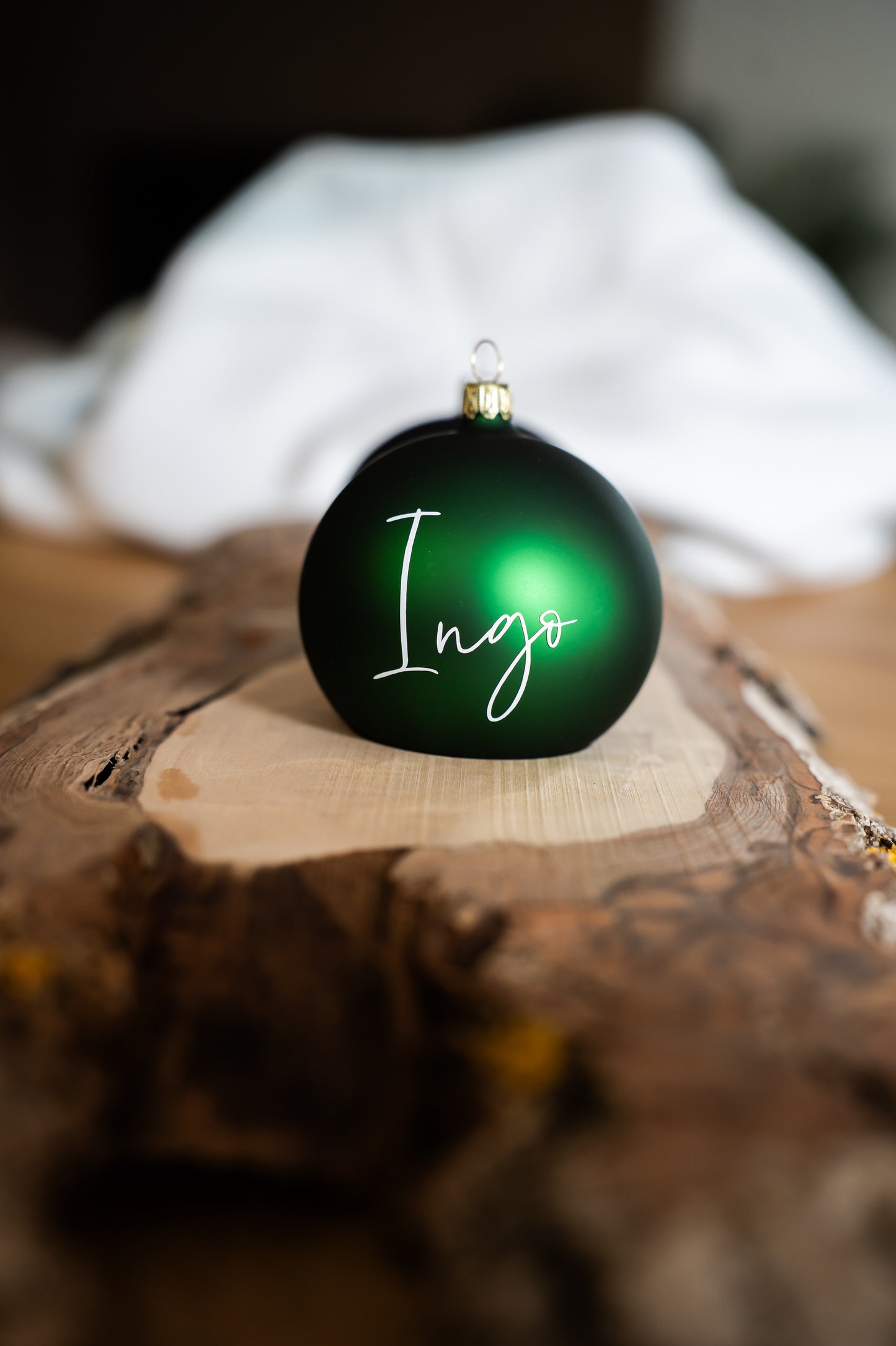 Das besondere Geschenk: Stilvoll personalisierte, mundgeblasene Weihnachtskugel - 8cm - in Echtglas