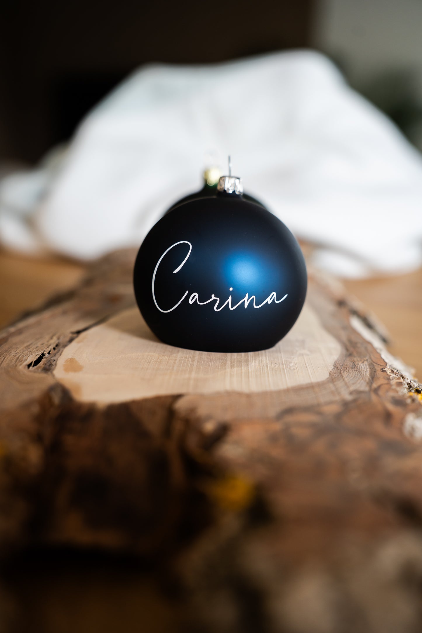 Das besondere Geschenk: Stilvoll personalisierte, mundgeblasene Weihnachtskugel - 8cm - in Echtglas