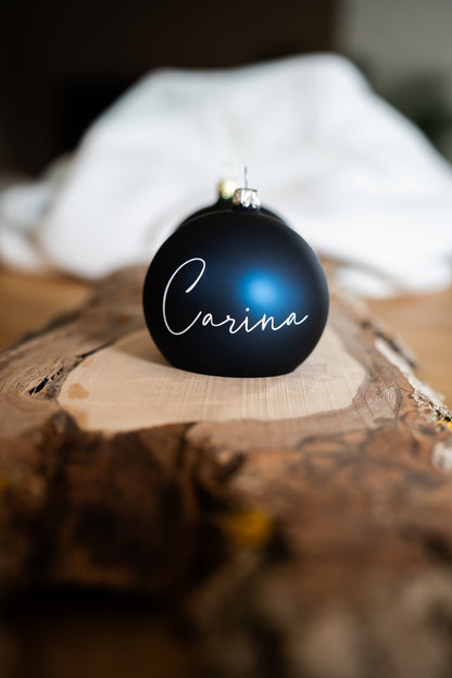 Das besondere Geschenk: Stilvoll personalisierte, mundgeblasene Weihnachtskugel - 8cm - in Echtglas