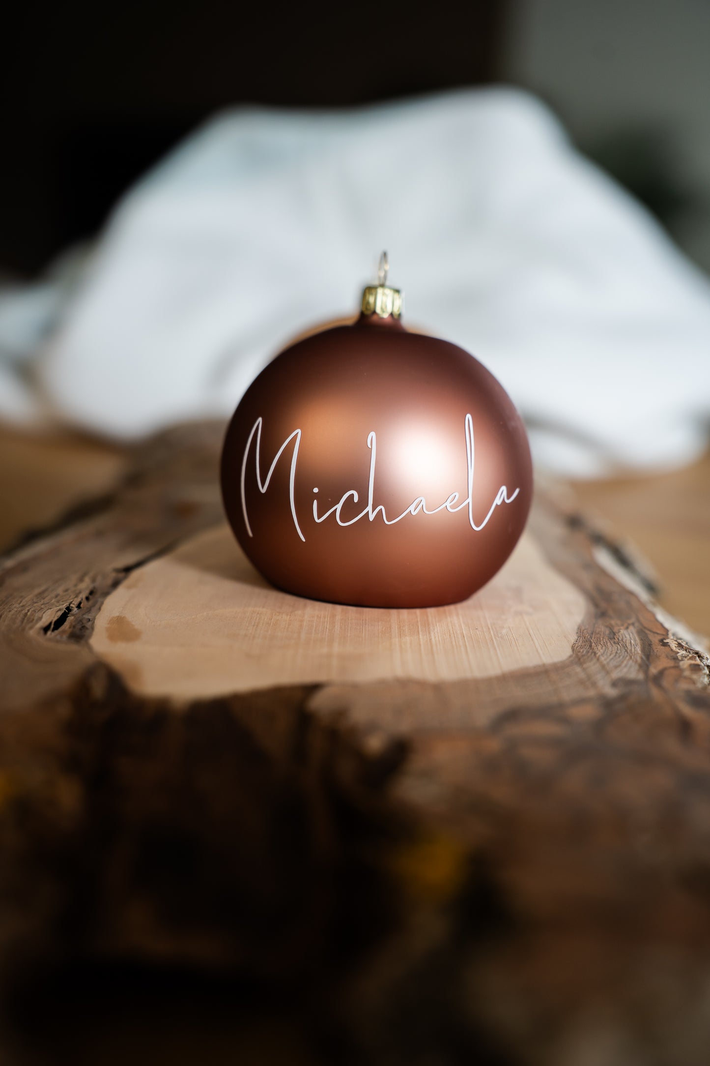 Das besondere Geschenk: Stilvoll personalisierte, mundgeblasene Weihnachtskugel - 8cm - in Echtglas