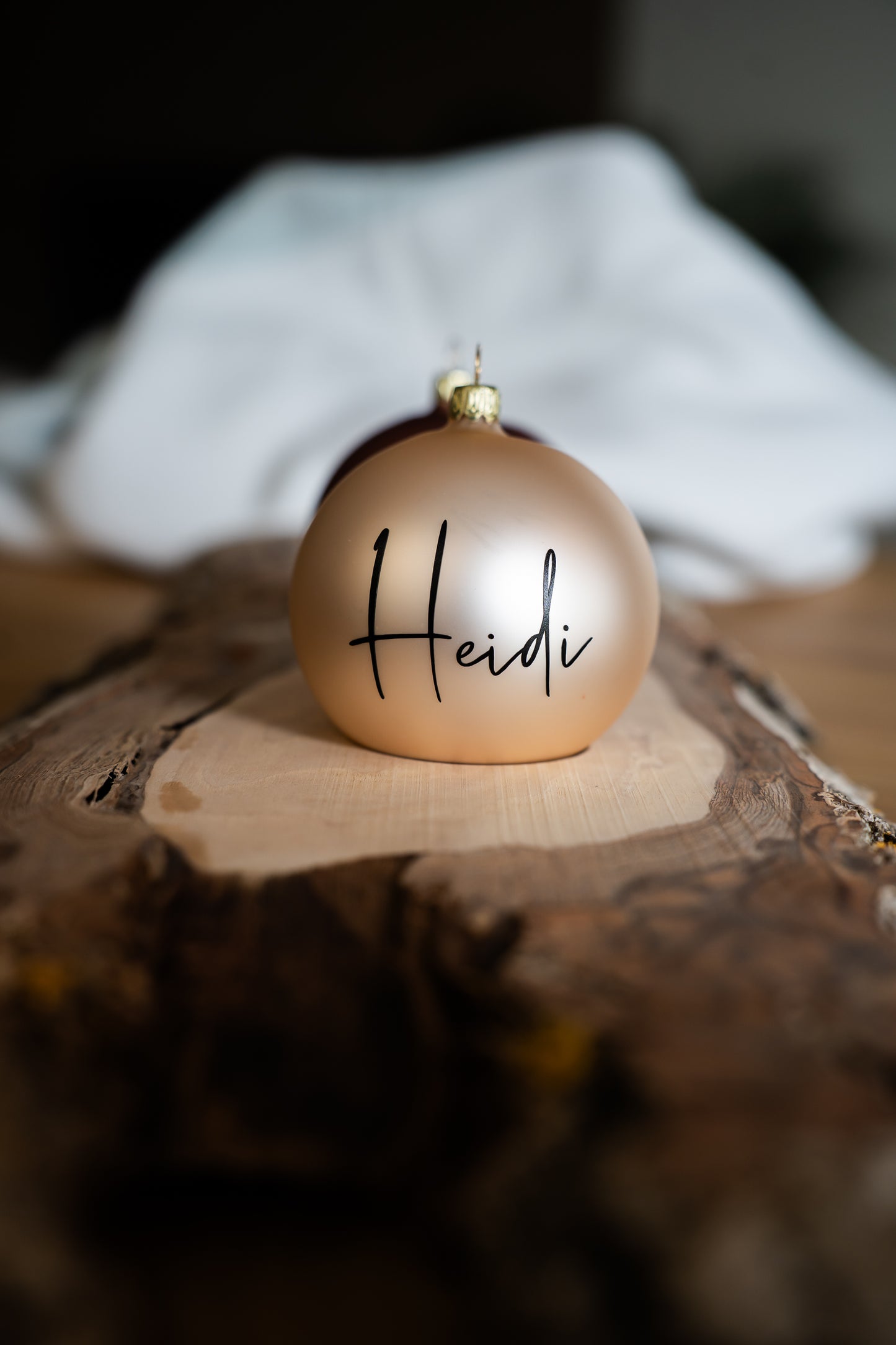 Das besondere Geschenk: Stilvoll personalisierte, mundgeblasene Weihnachtskugel - 8cm - in Echtglas