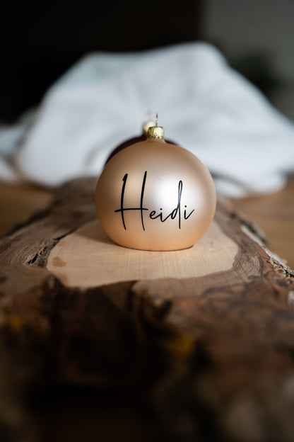 Das besondere Geschenk: Stilvoll personalisierte, mundgeblasene Weihnachtskugel - 8cm - in Echtglas