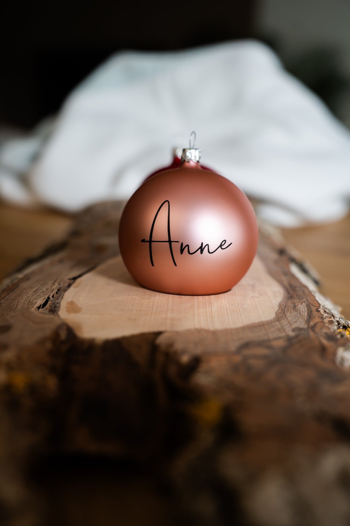 Das besondere Geschenk: Stilvoll personalisierte, mundgeblasene Weihnachtskugel - 8cm - in Echtglas