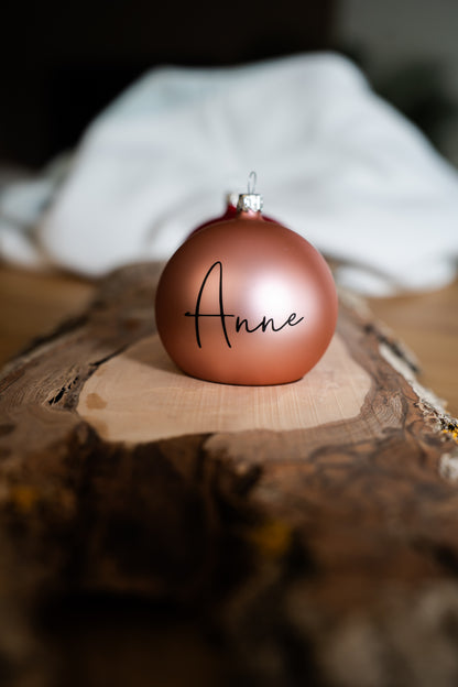 Das besondere Geschenk: Stilvoll personalisierte, mundgeblasene Weihnachtskugel - 8cm - in Echtglas
