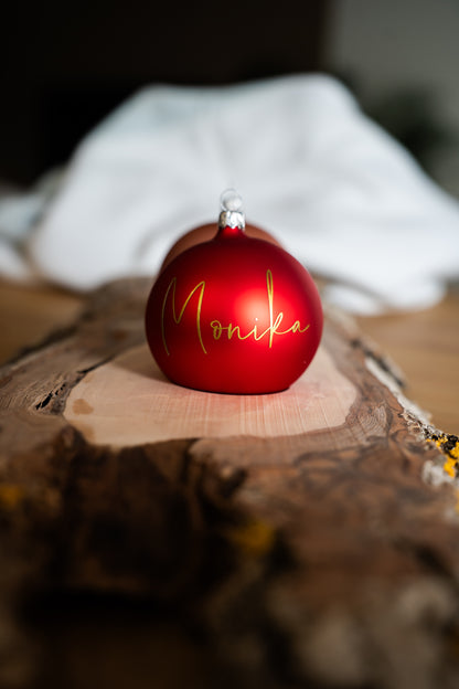 Das besondere Geschenk: Stilvoll personalisierte, mundgeblasene Weihnachtskugel - 8cm - in Echtglas