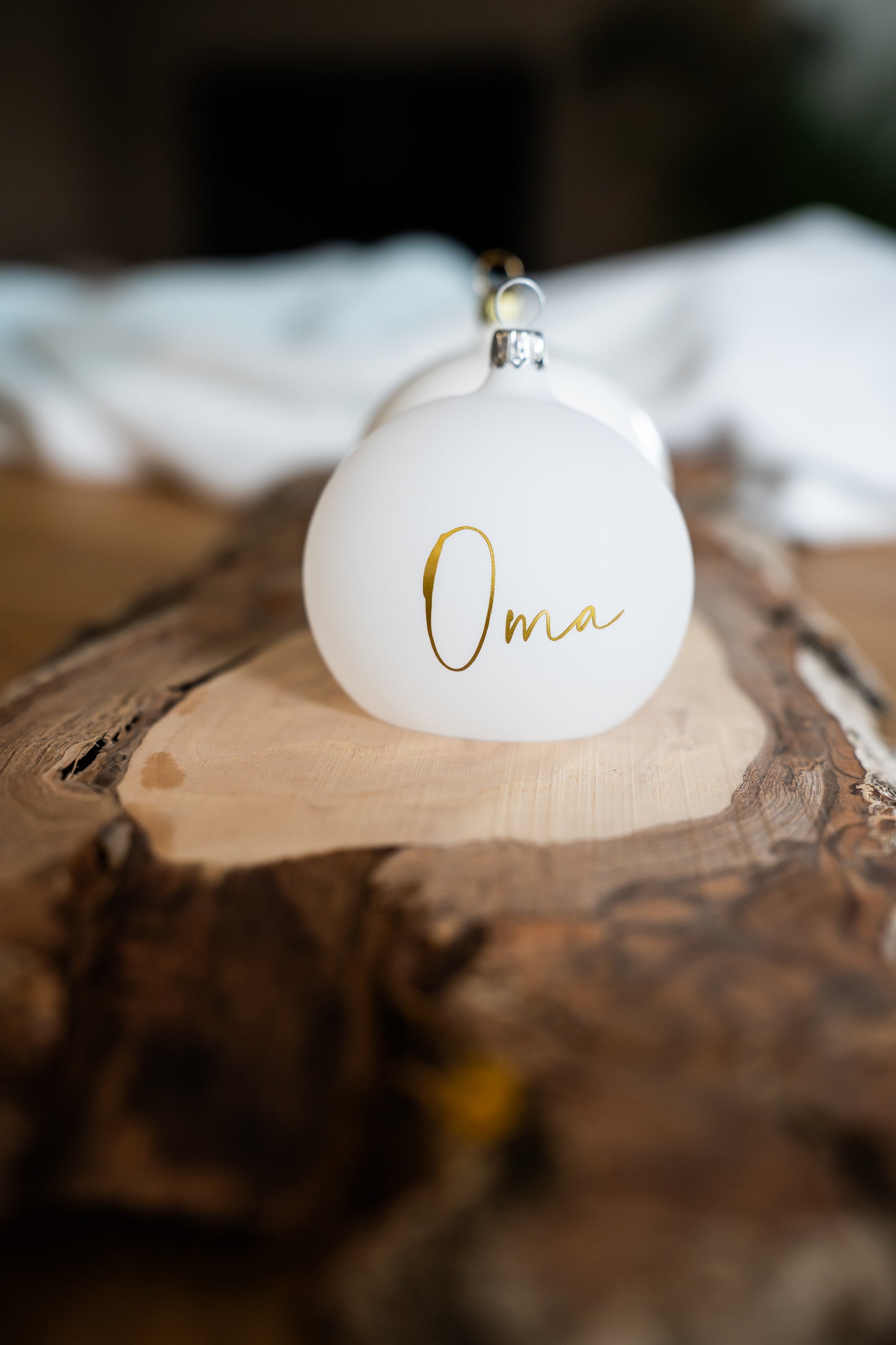 Das besondere Geschenk: Stilvoll personalisierte, mundgeblasene Weihnachtskugel - 8cm - in Echtglas