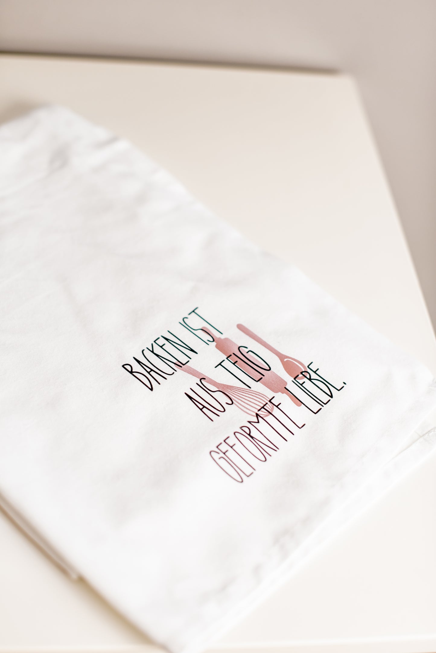Geschirrtuch mit Spruch 'Backen ist aus Teig geformte Liebe' - Geschenk zum Einzug, Hochzeit oder Muttertag